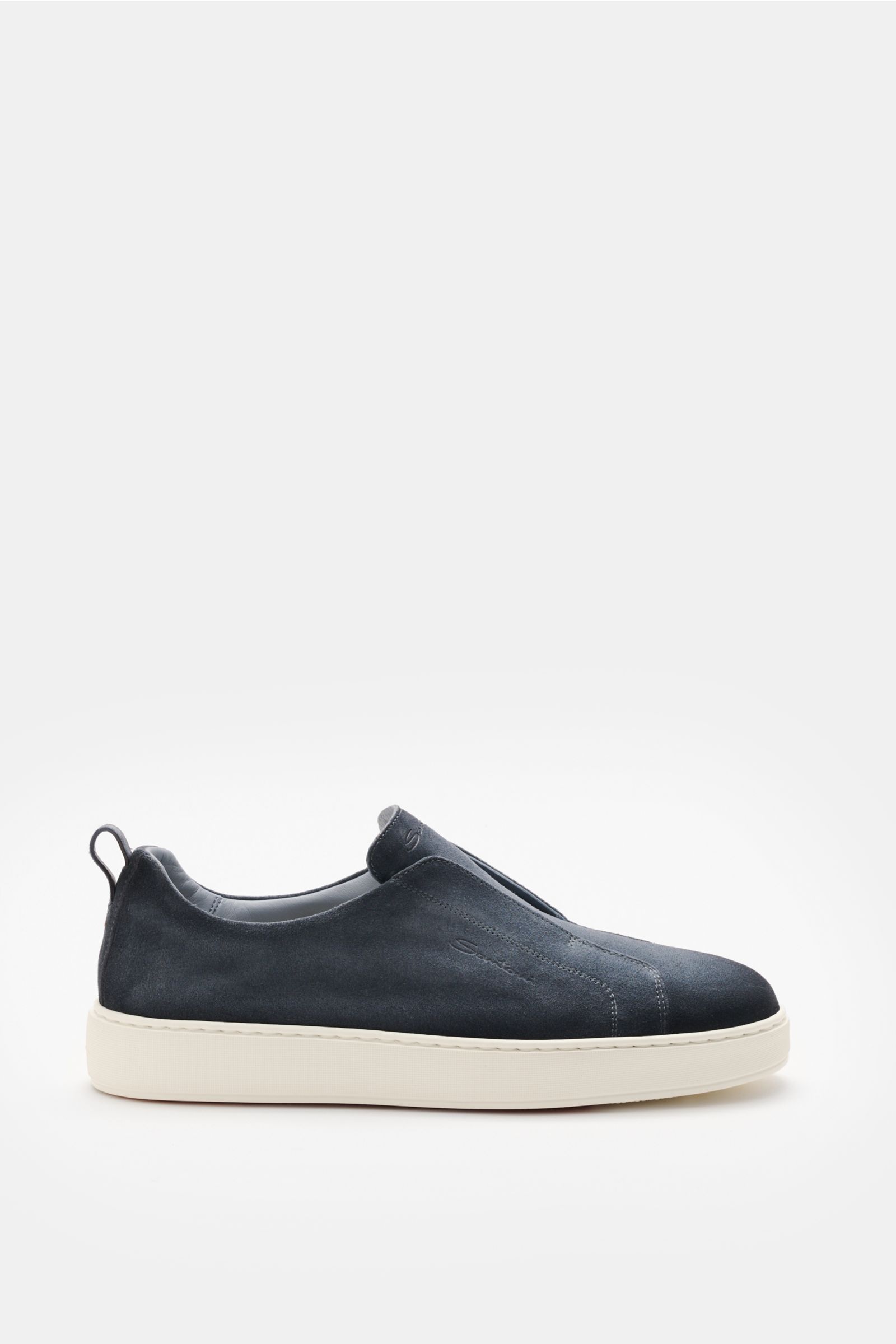 Side view of Santoni Slip-on-Sneaker 'Victory' graublau in smooth grey-blue velour leather with light rubber sole for comfort.

Description: SANTONI kann auch praktisch und komfortabel sein: Der Slip-on-Skneaker 'Victoy' aus geschmeidigem Veloursleder 