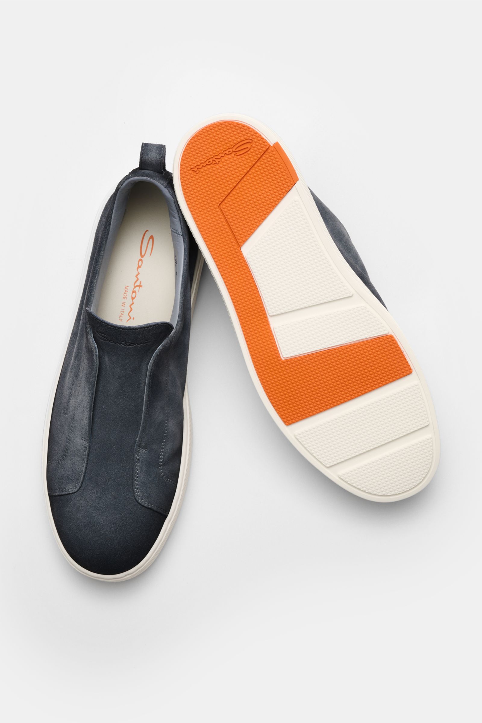 Top view of Santoni Slip-on-Sneaker 'Victory' graublau in smooth grey-blue velour leather with orange and white rubber sole.

Description: SANTONI kann auch praktisch und komfortabel sein: Der Slip-on-Sneaker 'Victoy' aus geschmeidigem Veloursleder ver