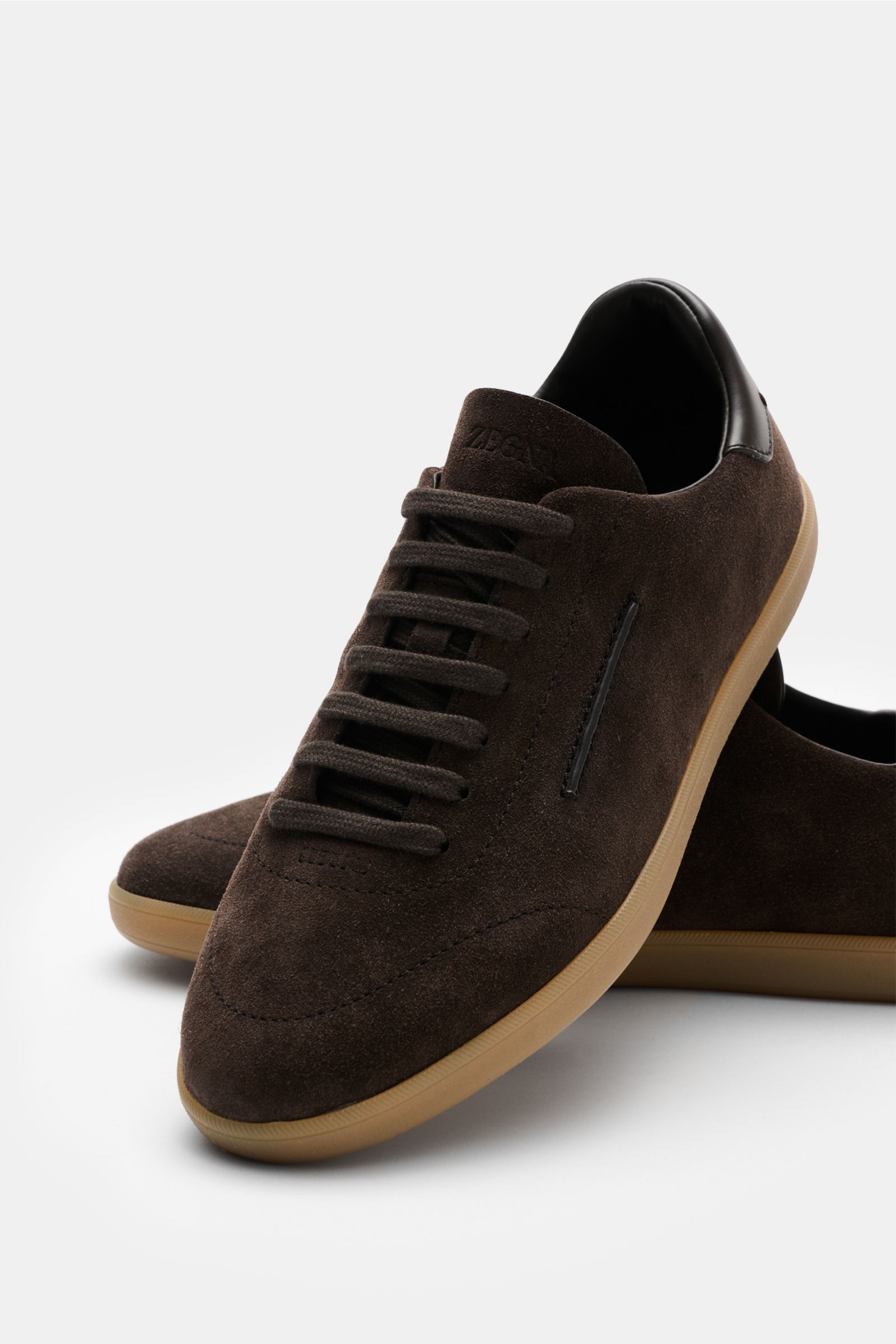 Front-side view of Zegna Sneaker dunkelbraun in supple suede with round toe, seven-eyelet lacing, ZEGNA embossed tongue, leather lining, and flexible rubber sole.