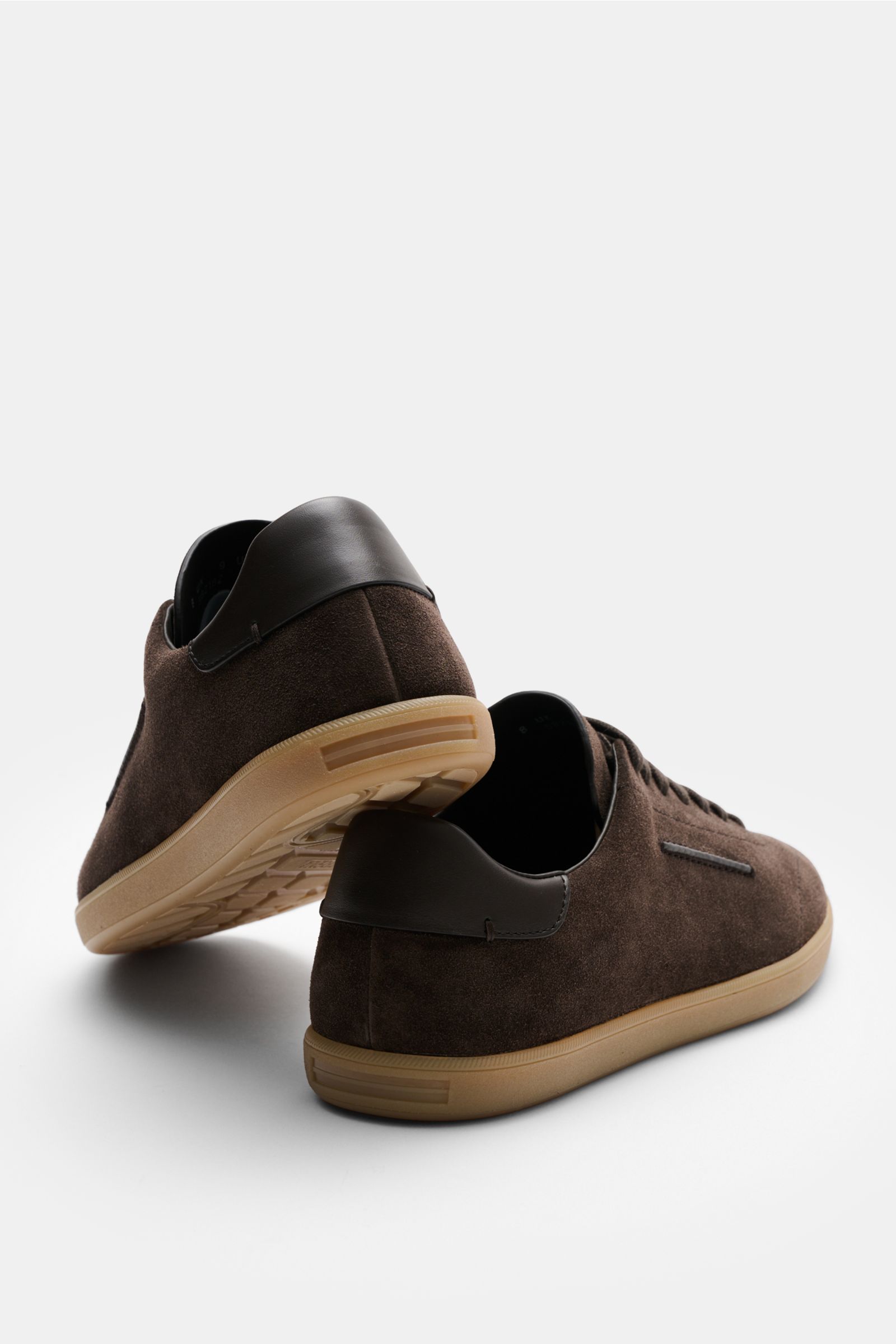 Rear and side view of Zegna Sneaker dunkelbraun in smooth dark brown suede with seven-eyelet lacing, leather heel tab, and flexible rubber sole.