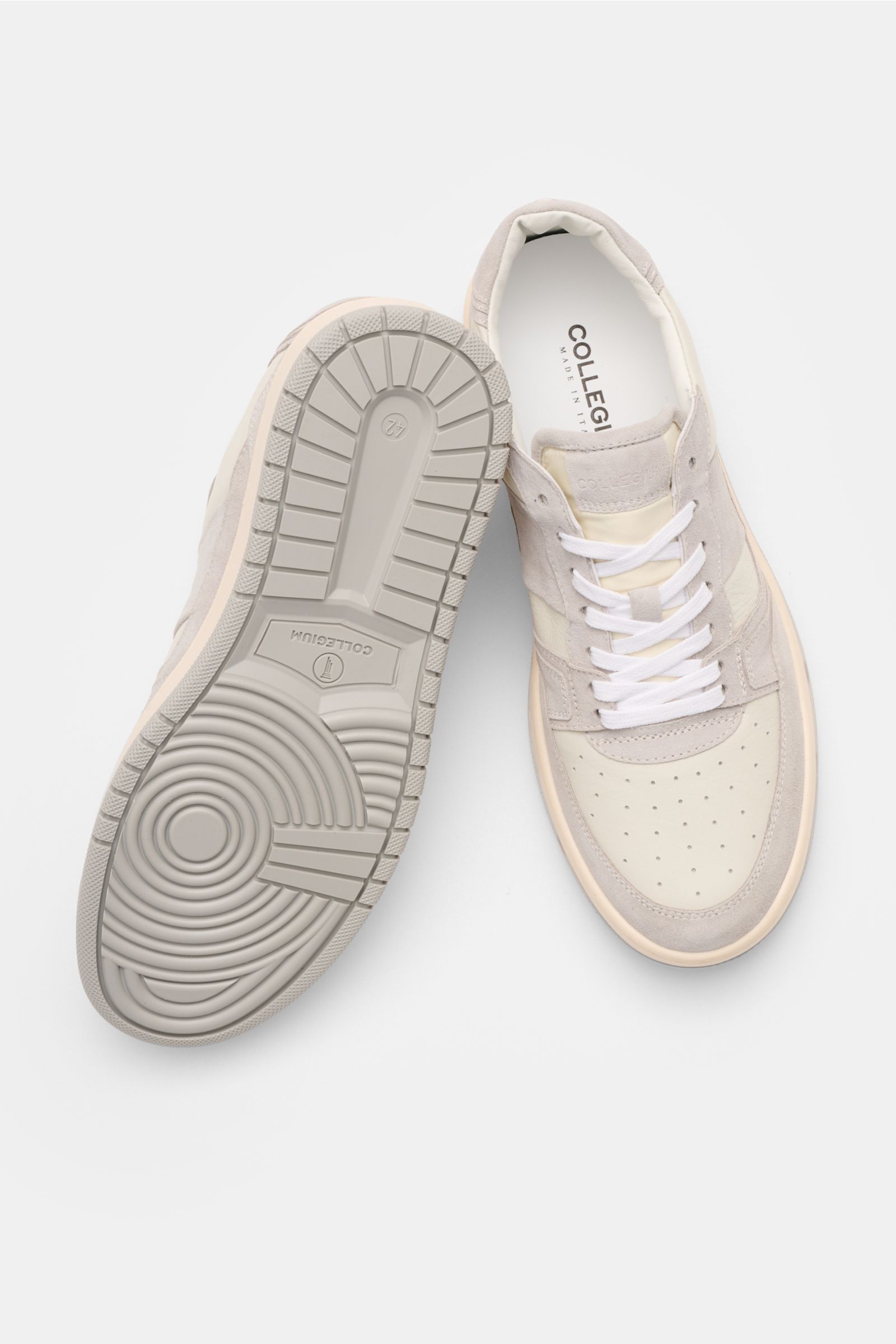 Collegium Sneaker 'Pillar Alpha' offwhite/grau, von oben fotografiert, fein genarbtes Glattleder, Veloursleder-Overlays, Gummisohle.