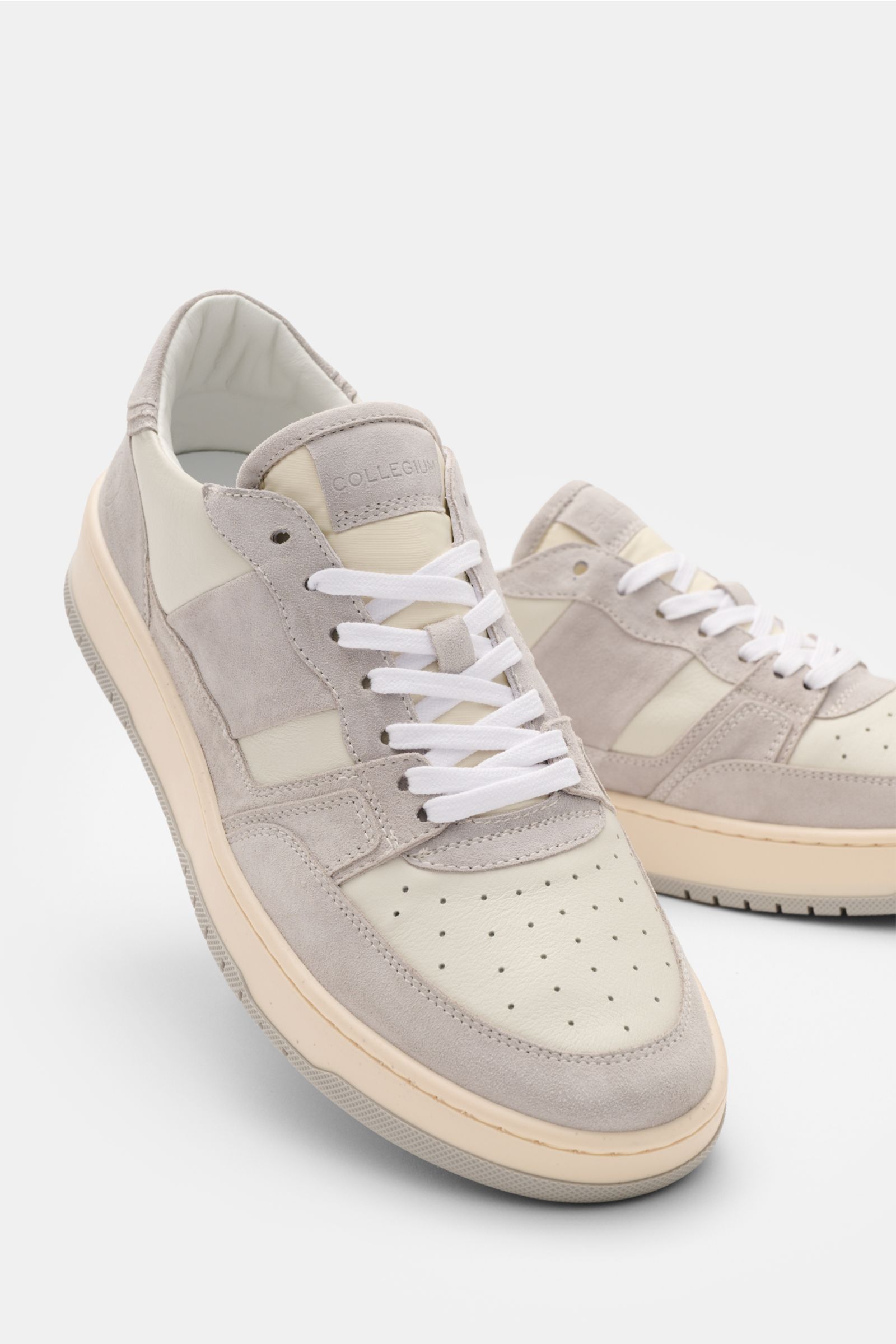 Collegium Sneaker 'Pillar Alpha' offwhite/grau, handgefertigt in Italien, aus fein genarbtem Glattleder und Veloursleder, seitliche Ansicht.