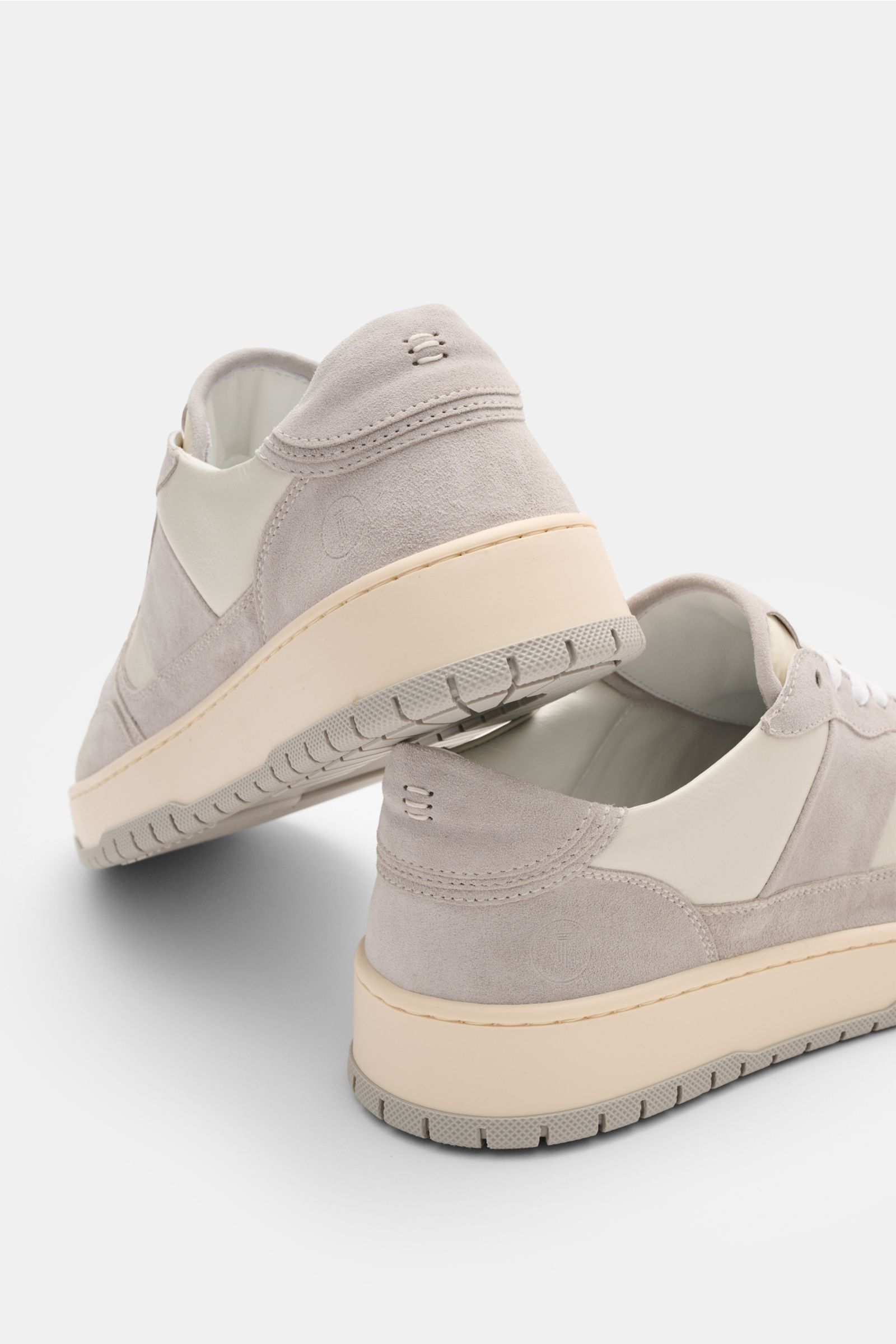 Collegium Sneaker 'Pillar Alpha' offwhite/grau, Rückansicht, Velours- und Glattleder, gepolsterter Schaftrand, flexible Gummisohle.