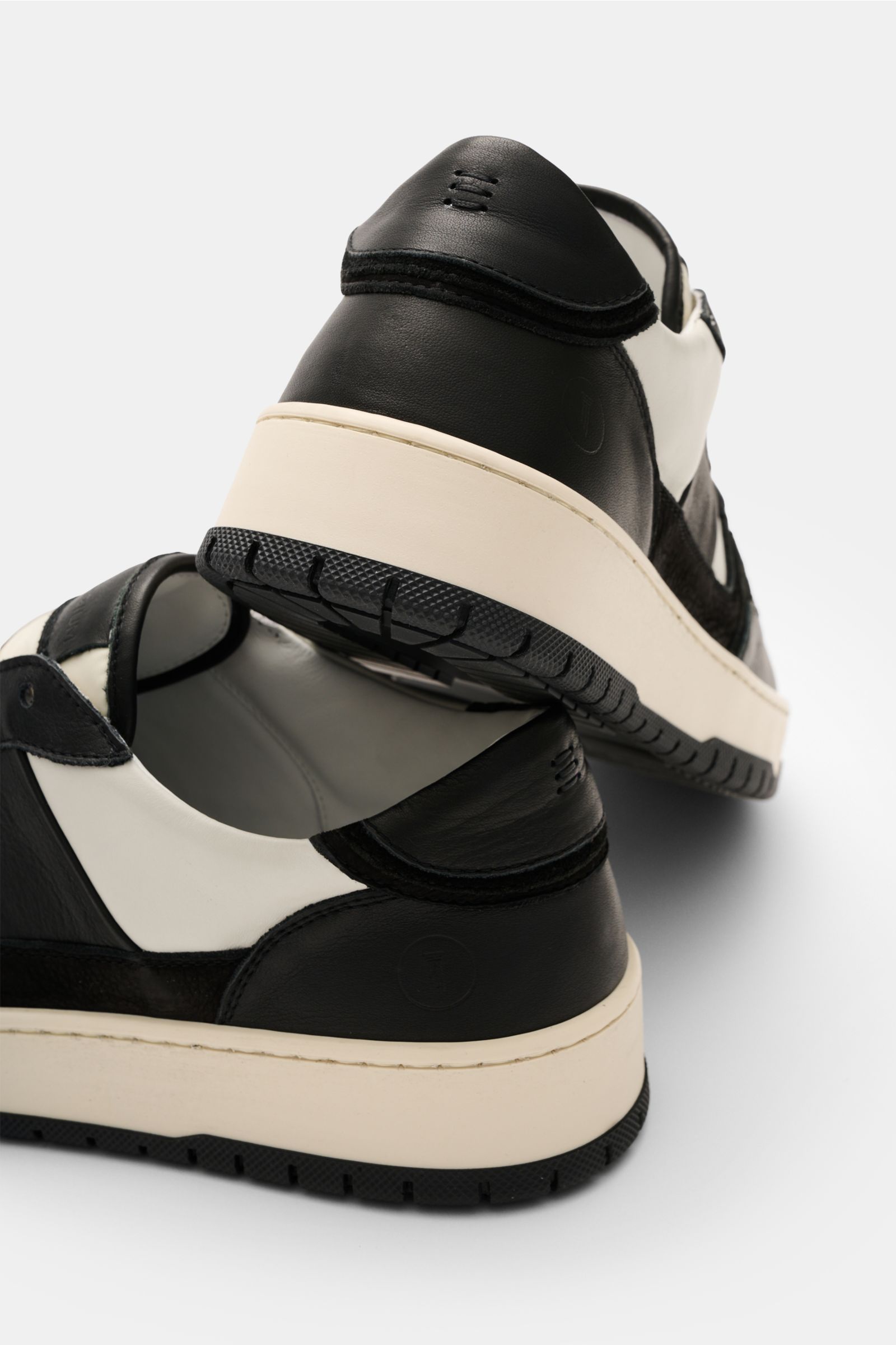 Collegium Sneaker 'Pillar Alpha' offwhite/schwarz aus fein genarbtem Glattleder, Velours- und Glattleder-Overlays, sieben-Loch-Schnürung, gepolstert.