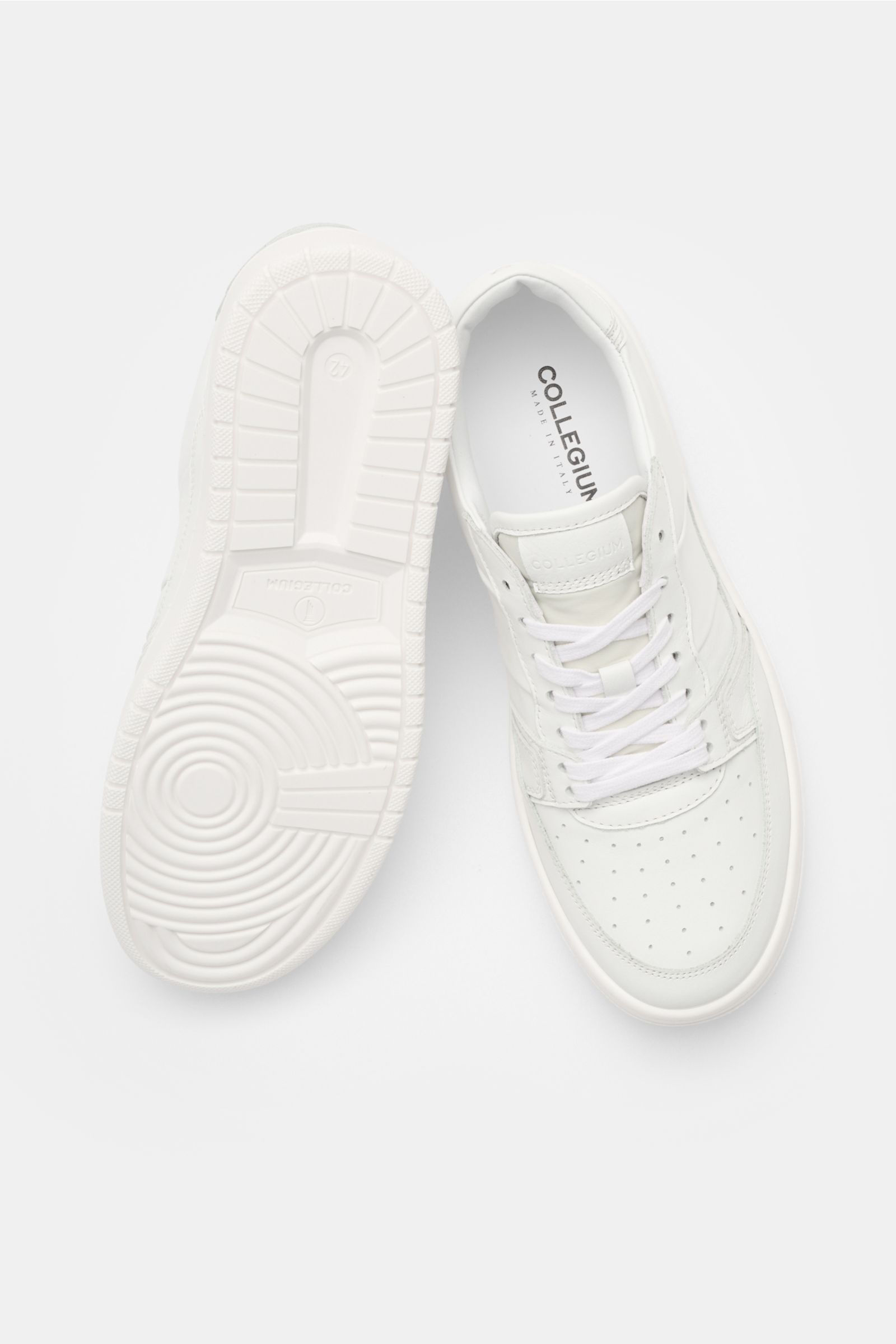 Collegium Sneaker 'Pillar Alpha' offwhite, fein genarbtes Glattleder, Sieben-Loch-Schnürung, gepolsterter Schaftrand, flexible Sohle, Draufsicht.