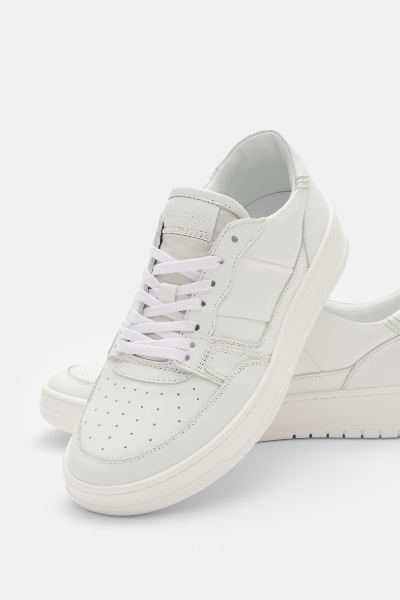 Collegium Sneaker 'Pillar Alpha' offwhite aus fein genarbtem Glattleder, sieben-Loch-Schnürung, gepolstertem Schaftrand, Lederfutter, flexible Gummisohle, frontale Perspektive.