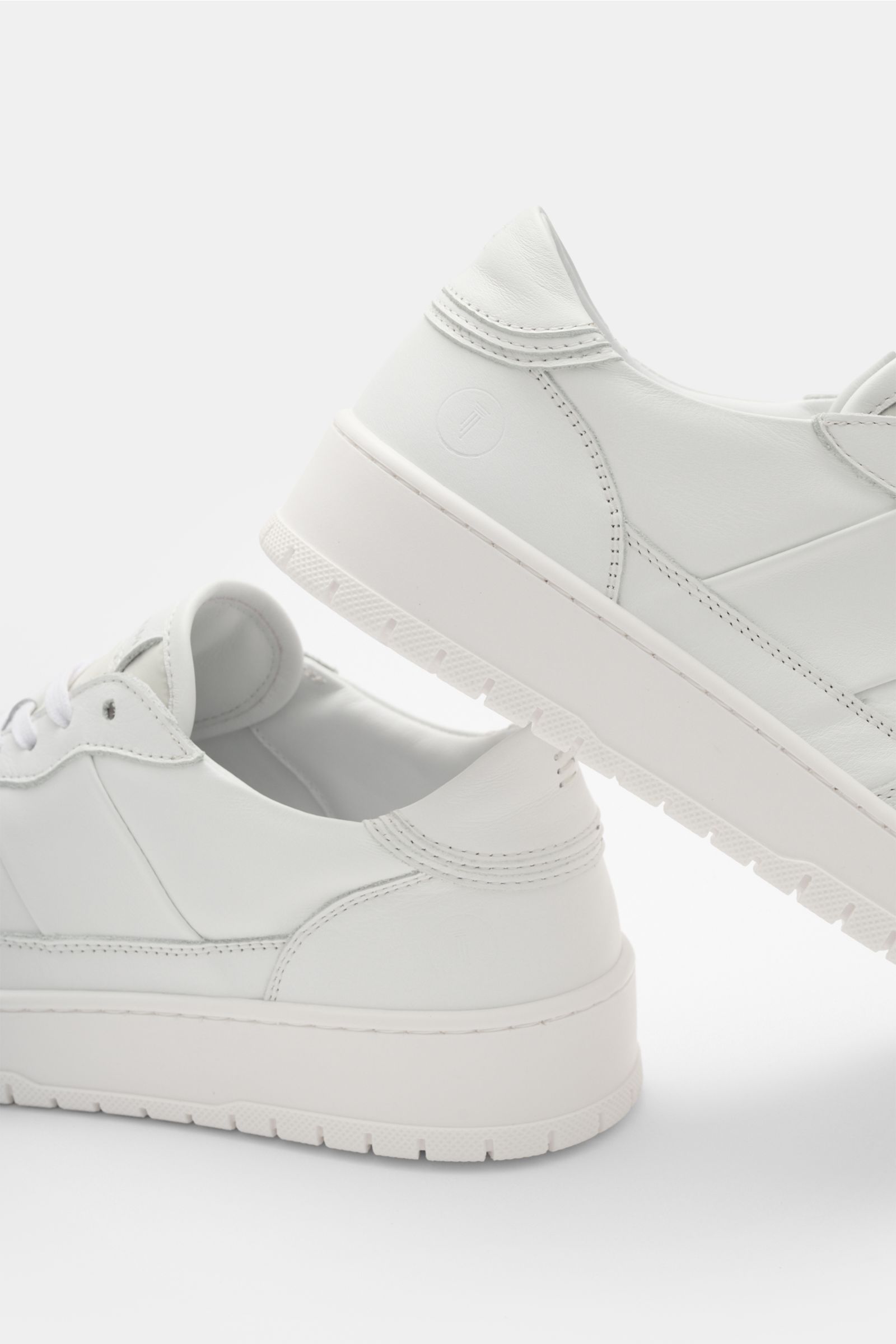 Collegium Sneaker 'Pillar Alpha' offwhite, seitliche Ansicht, fein genarbtes Glattleder, Sieben-Loch-Schnürung, gepolsterter Schaftrand, flexible Gummisohle.