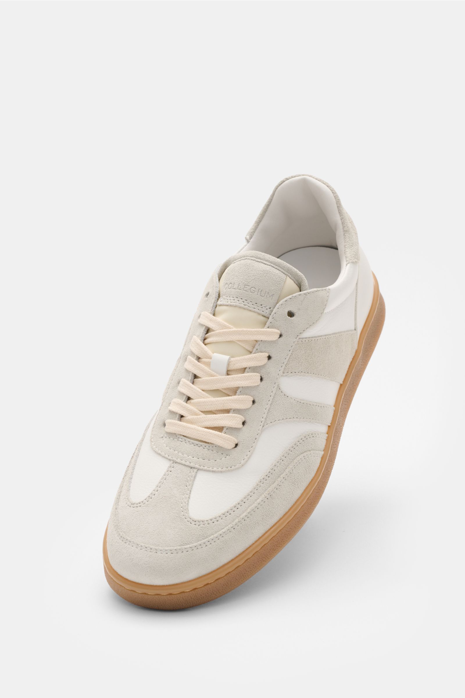 Collegium Sneaker 'Pillar Court III' weiß/hellgrau, Frontansicht, Velours- und Glattleder, flexible Gummisohle, Lederfutter, Sieben-Loch-Schnürung.