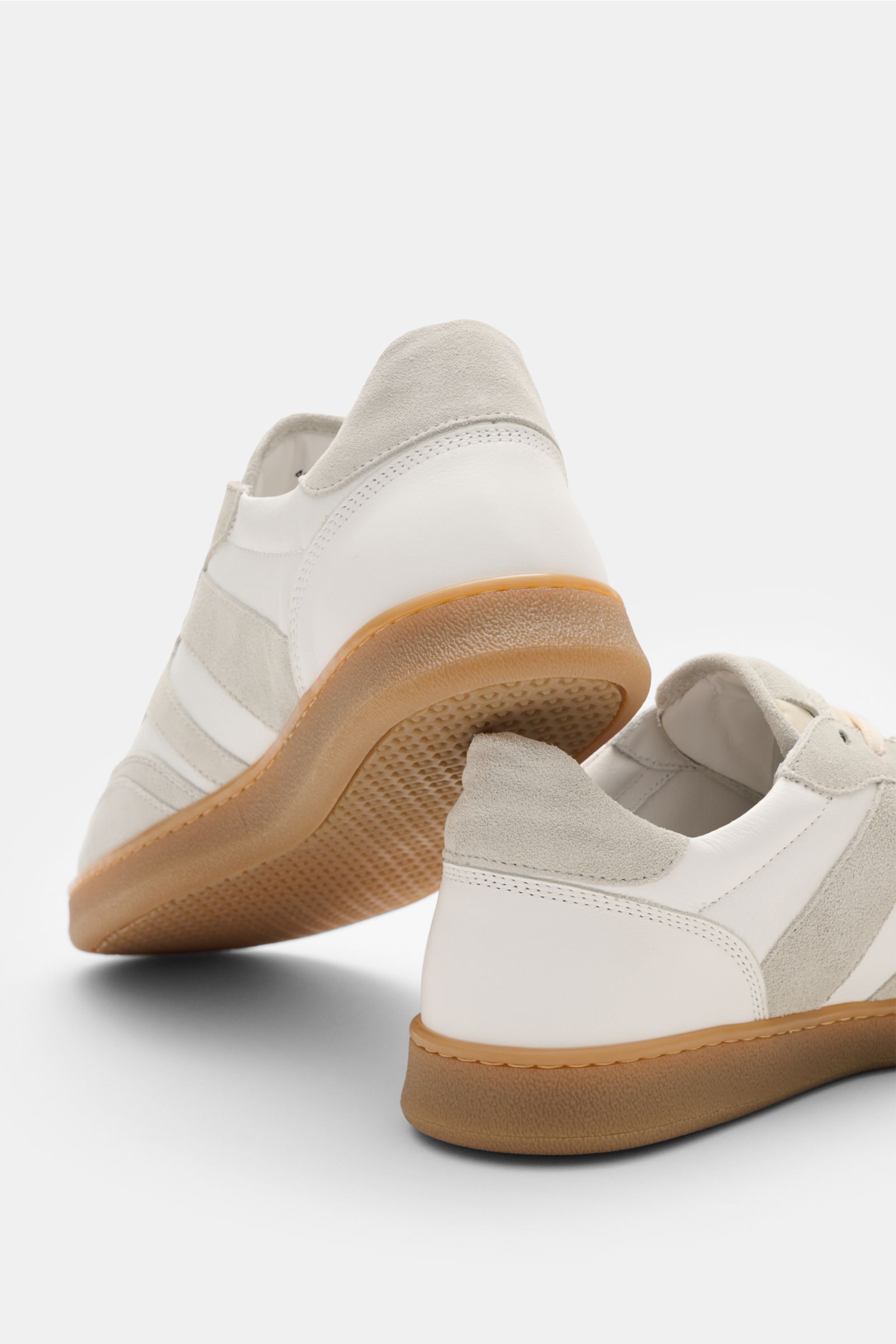 Collegium Sneaker 'Pillar Court III' weiß/hellgrau aus feinem Glattleder und Velours, Rückansicht mit flexibler Gummisohle und gepolstertem Schaftrand.