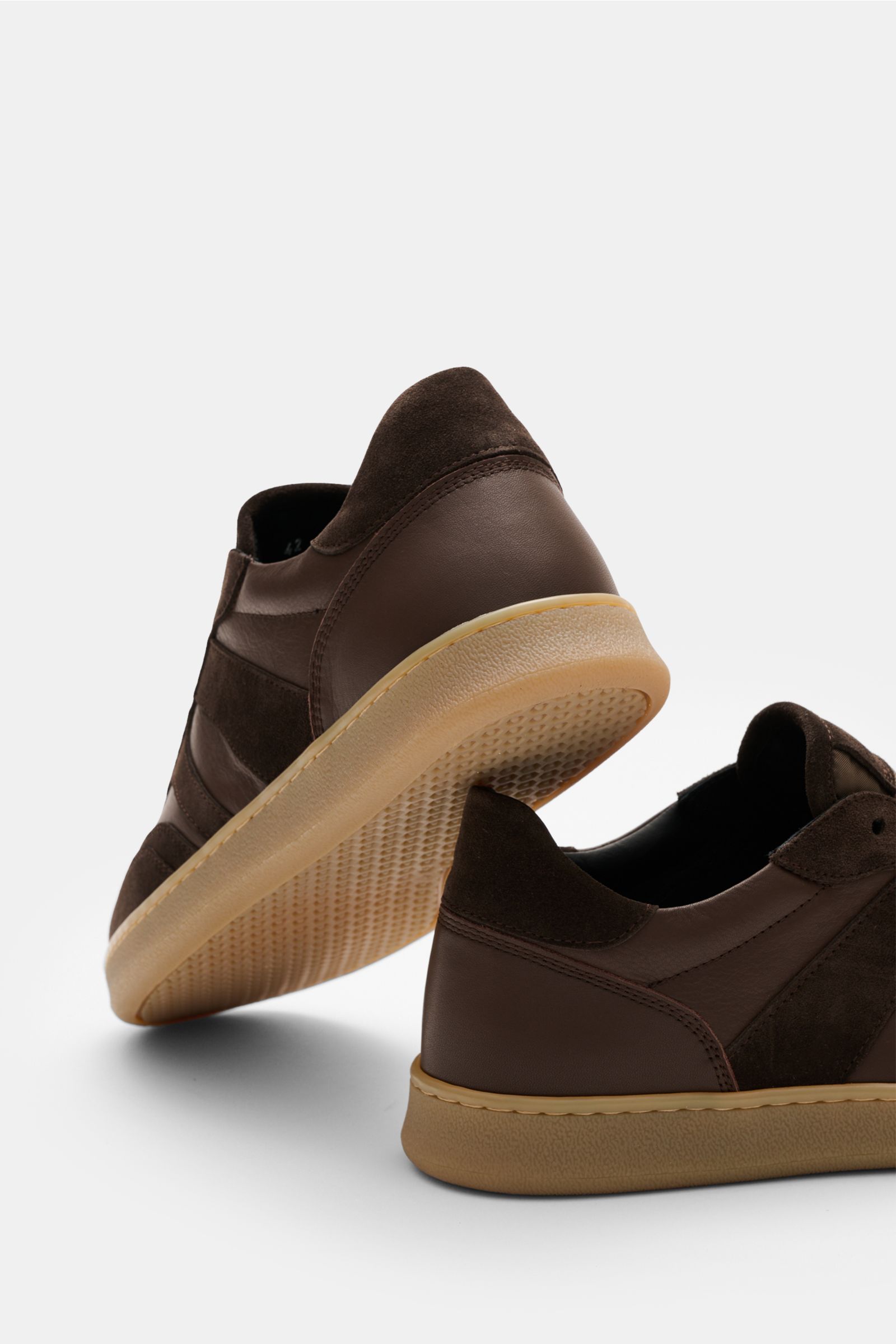 Collegium Sneaker 'Pillar Court III' braun/dunkelbraun, Detailaufnahme von hinten und unten, Glattleder, Velours, Gummisohle.