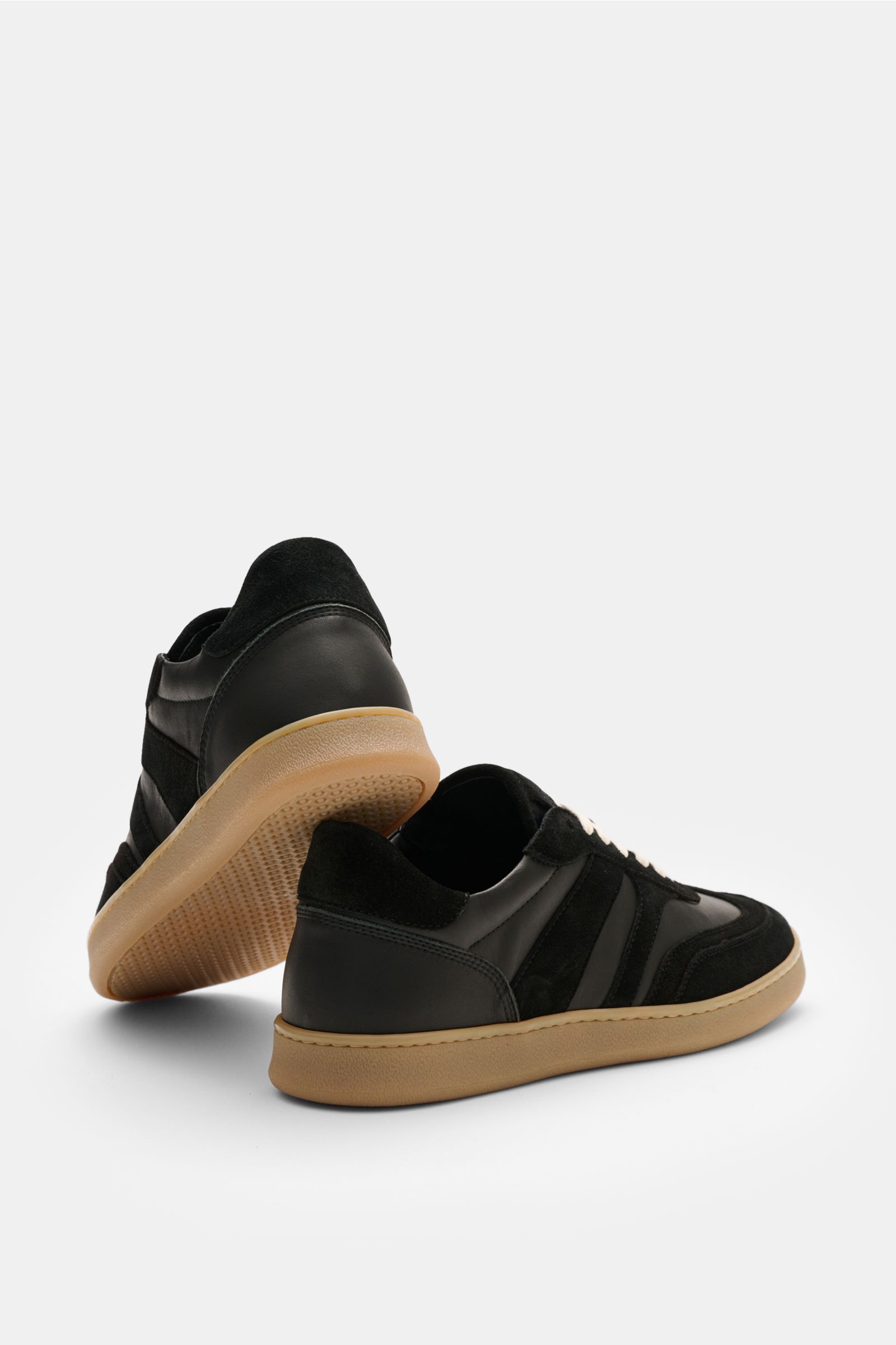 Collegium Sneaker 'Pillar Court III' schwarz, von hinten und seitlich, fein genarbtes Glattleder, Veloursleder-Overlays, flexible Gummisohle.