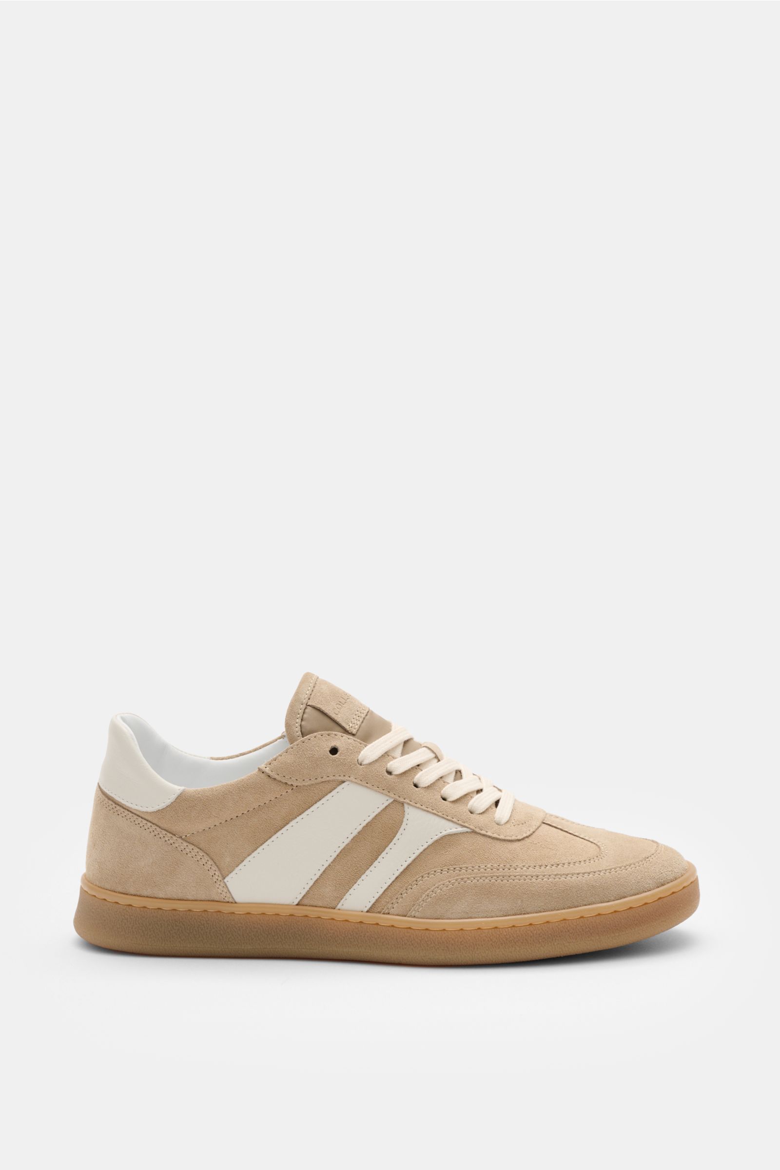 Side view of Collegium Sneaker 'Pillar Court III' beige/offwhite with smooth suede, leather overlays, seven-hole lacing, logo-embossed tongue, padded collar, leather lining, and flexible rubber sole.
