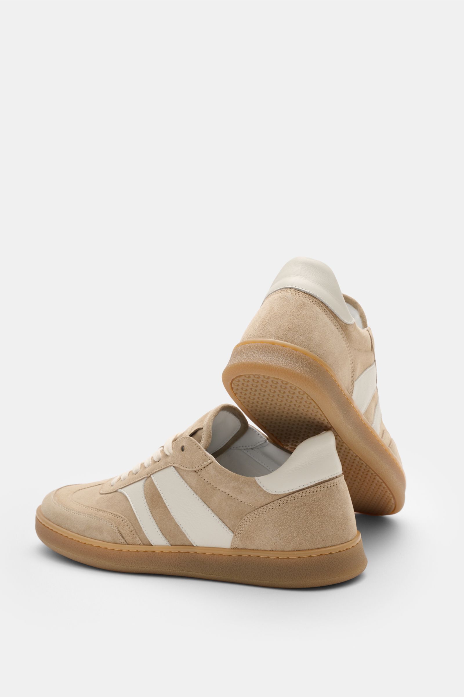 Rear and side view of Collegium Sneaker 'Pillar Court III' beige/offwhite with smooth suede, leather overlays, seven-eyelet lacing, padded collar, logo-embossed tongue, leather lining, and flexible gum sole.