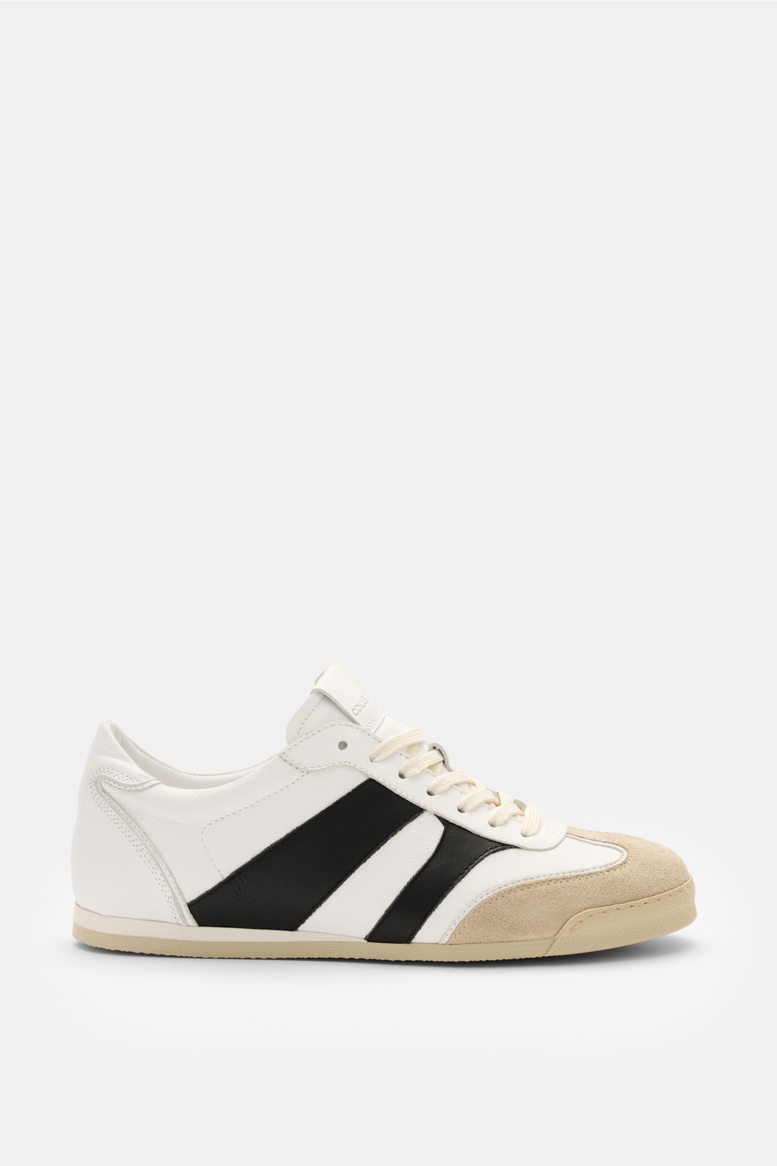 Collegium Sneaker 'Pillar Pista' offwhite/schwarz/beige seitlich fotografiert mit Nubukleder, schwarzem Overlay, gepolstertem Schaftrand und flexibler Gummisohle.