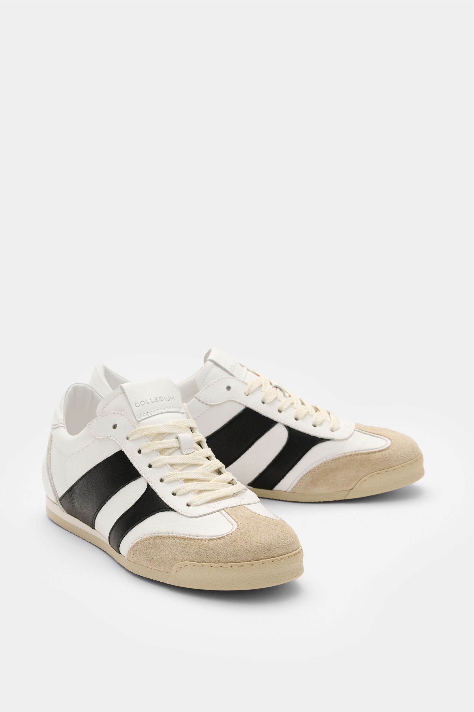 Collegium Sneaker 'Pillar Pista' offwhite/schwarz/beige aus Nubukleder, runde Vorderkappe, Sieben-Loch-Schnürung, seitlich schwarz, frontal fotografiert.