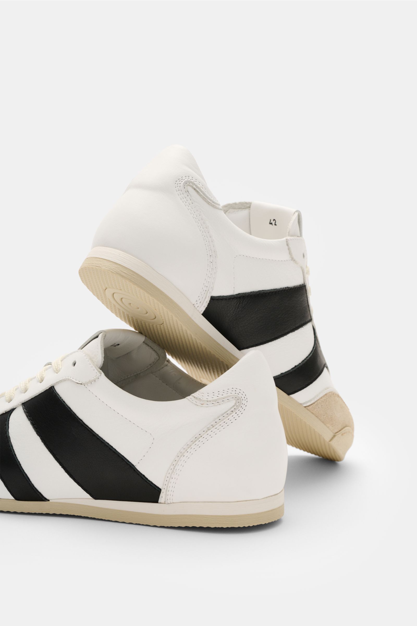 Collegium Sneaker 'Pillar Pista' offwhite/schwarz/beige aus Nubukleder, runde Spitze, Sieben-Loch-Schnürung, flexible Gummisohle, Rückansicht.