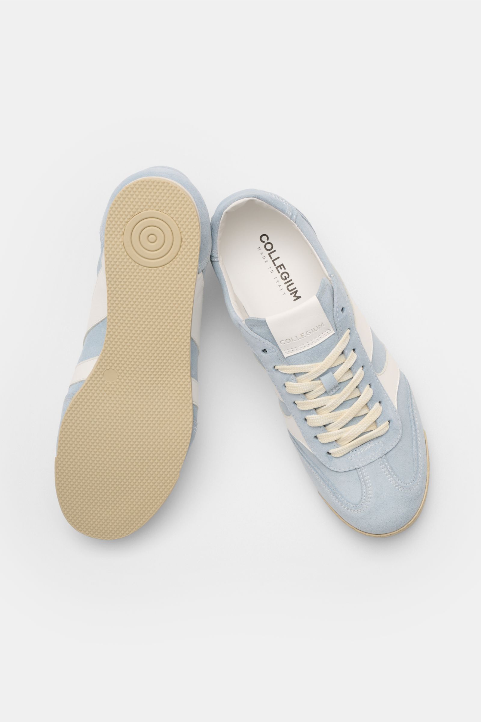 Collegium Sneaker 'Pillar Pista' hellblau/offwhite aus Veloursleder, runde Kappe, Sieben-Loch-Schnürung, flexible Gummisohle, von oben fotografiert.