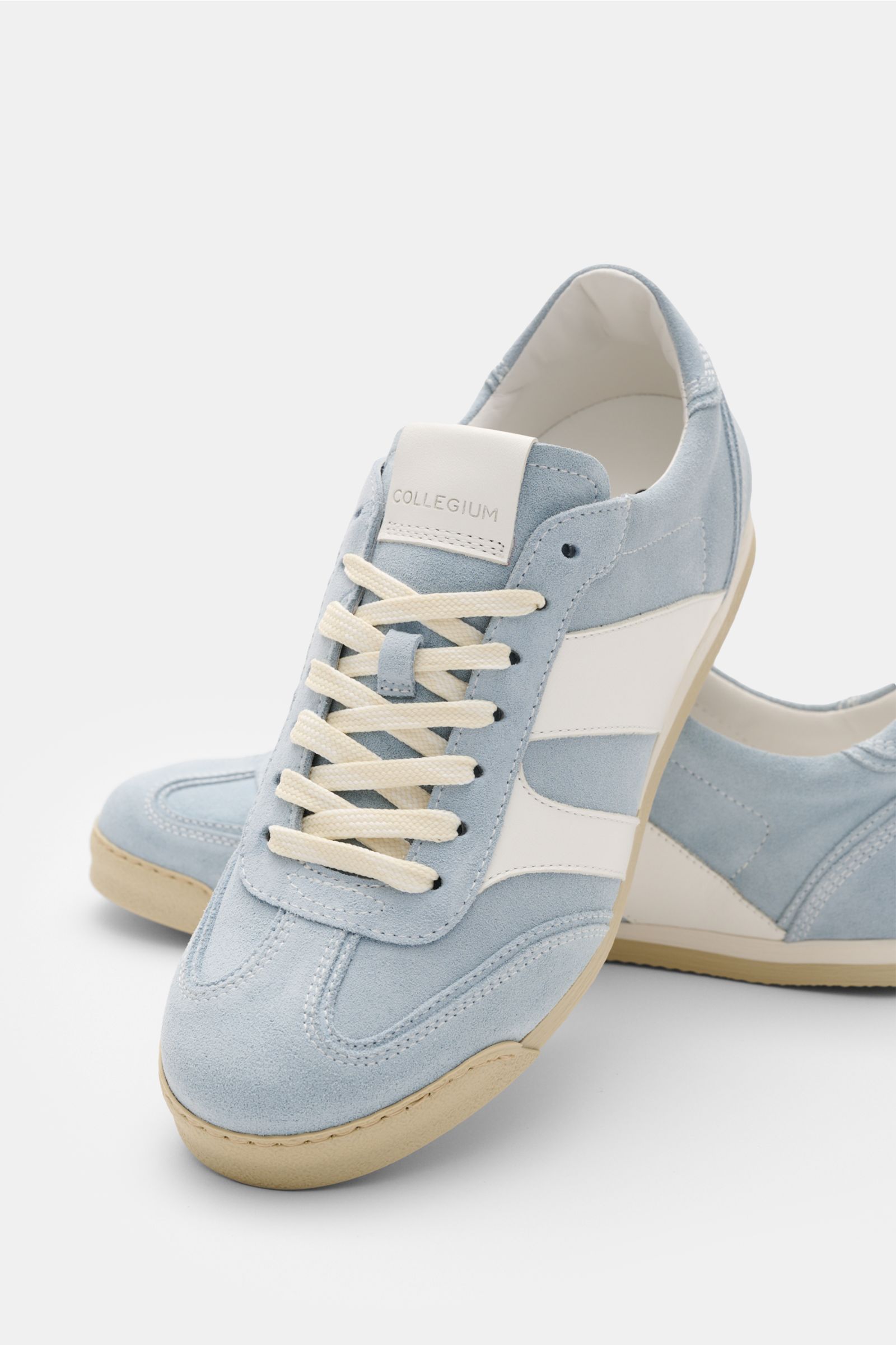 Collegium Sneaker 'Pillar Pista' hellblau/offwhite aus Veloursleder, runde Vorderkappe, sieben-Loch-Schnürung, Leder-Overlays, flexible Gummisohle, frontale Nahaufnahme.