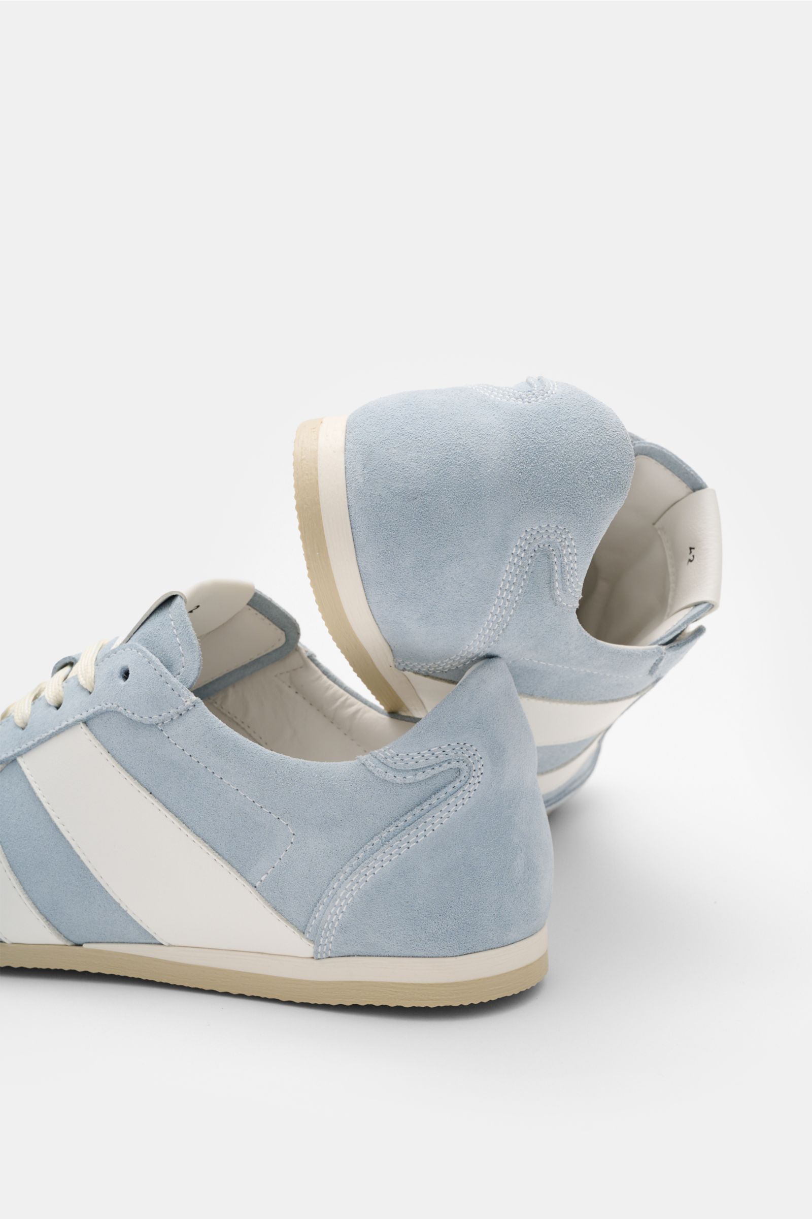 Collegium Sneaker 'Pillar Pista' hellblau/offwhite aus Veloursleder, mit runder Vorderkappe, Leder-Overlays, gepolstertem Schaftrand, flexible Gummisohle, seitliche Ansicht.