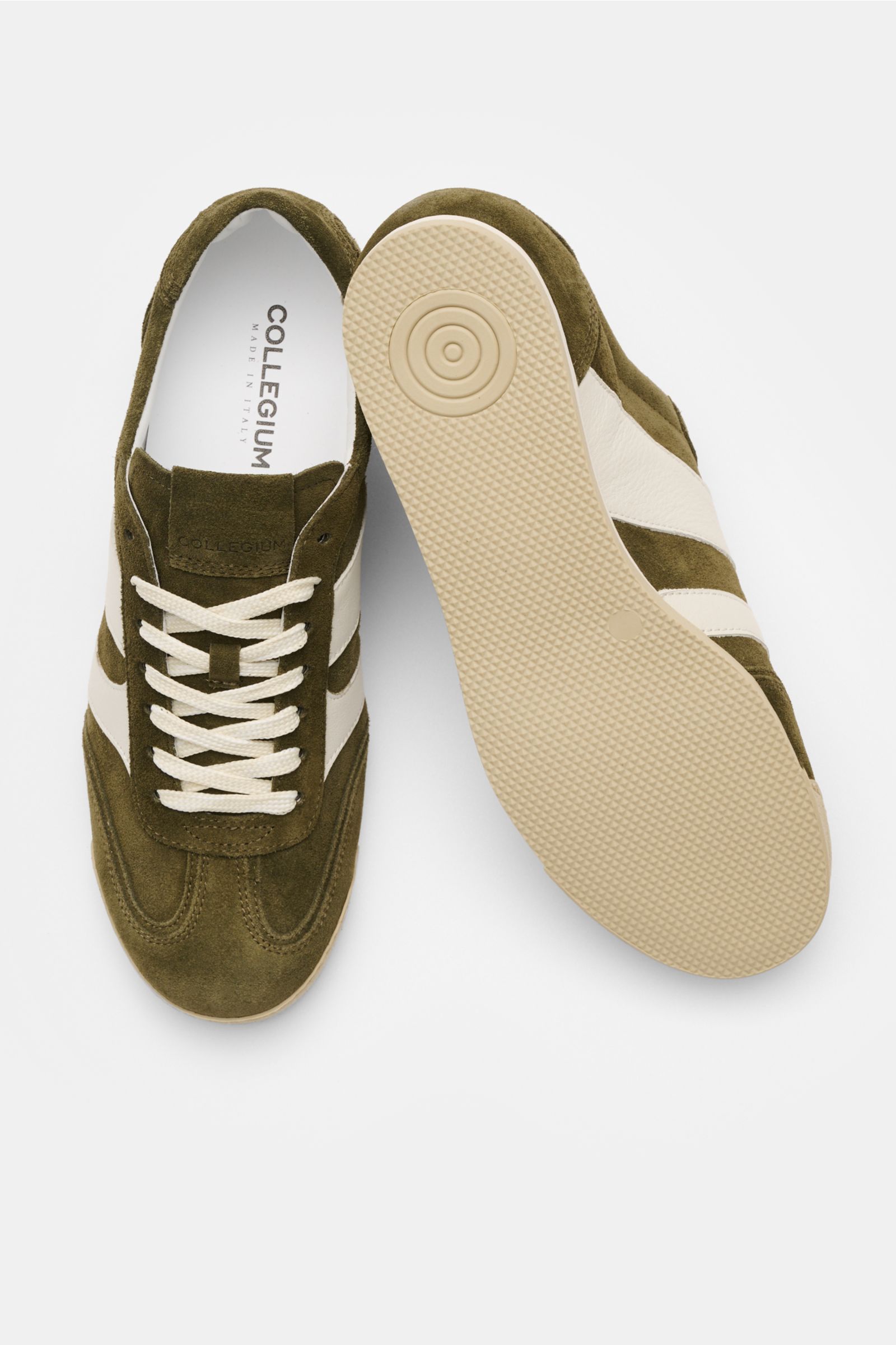 Collegium Sneaker 'Pillar Pista' oliv/offwhite aus Veloursleder, runde Kappe, sieben-Loch-Schnürung, Leder-Overlays, flexible Sohle, Draufsicht.