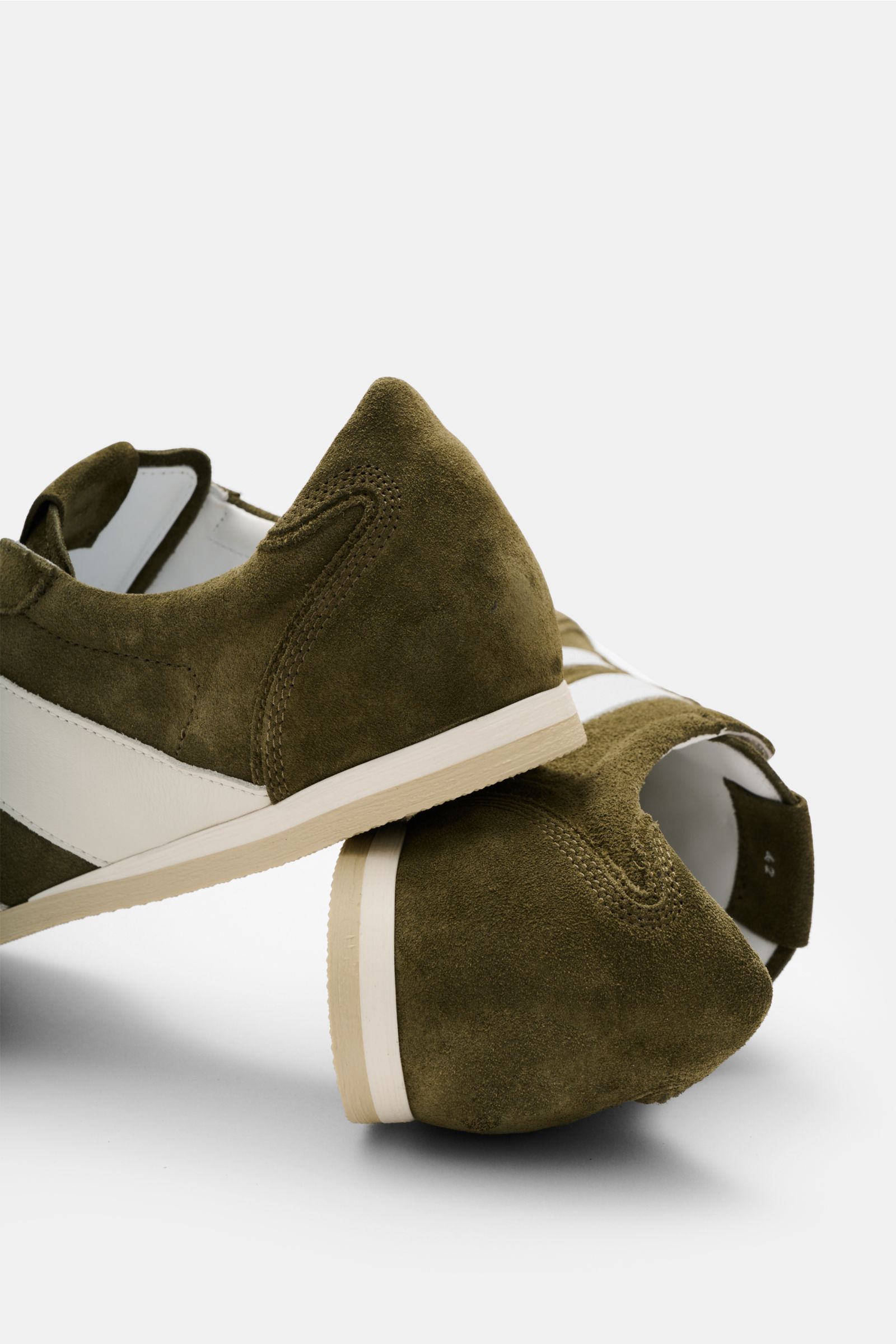 Collegium Sneaker 'Pillar Pista' oliv/offwhite aus Veloursleder, flexible Gummisohle, Leder-Overlays, von hinten schräg fotografiert.