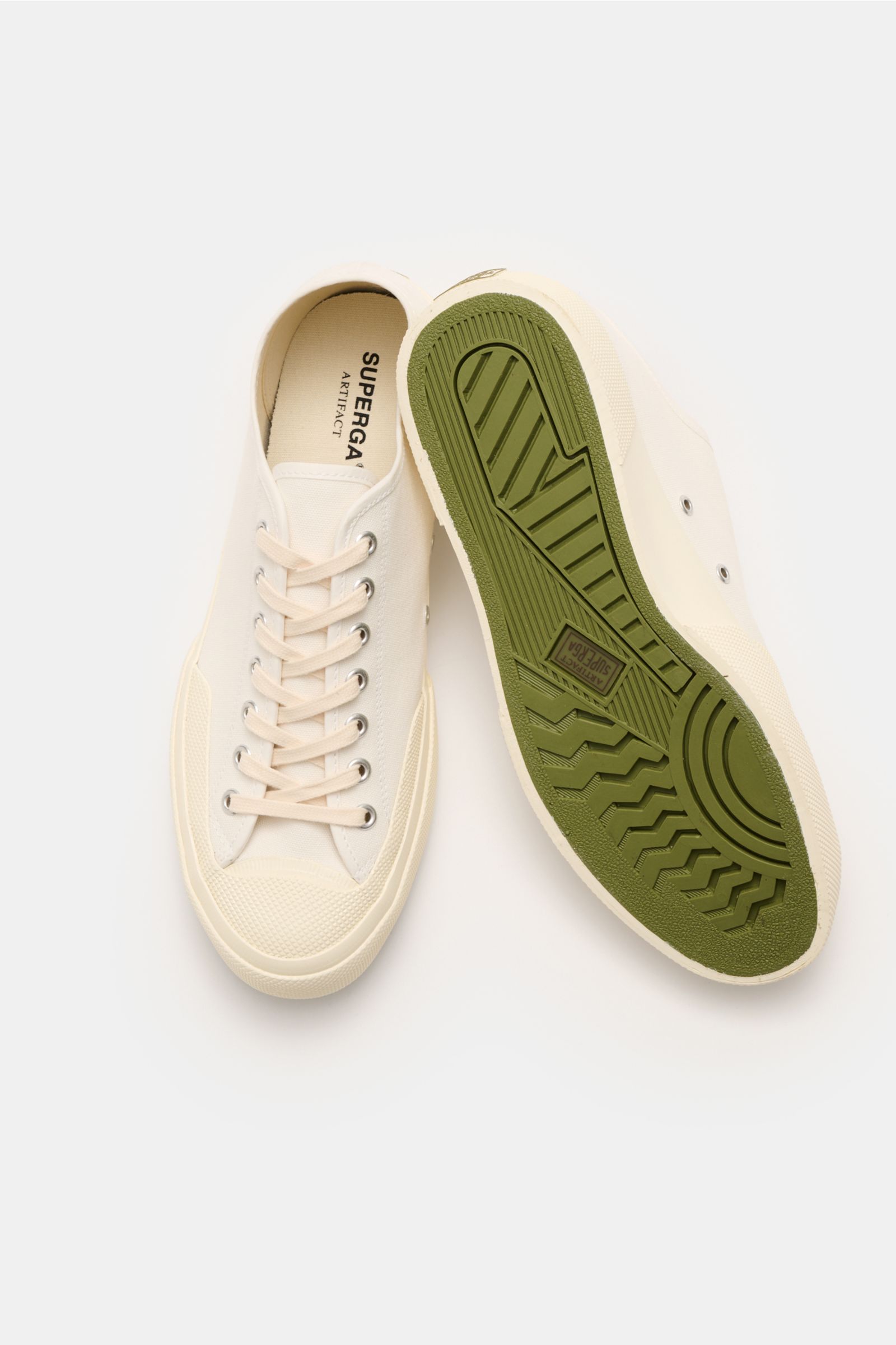 Superga Sneaker 'Works' offwhite, robustes Baumwoll-Canvas, Sieben-Loch-Schnürung, Innenfutter Baumwolle, grüne Gummisohle, Draufsicht und Seitenansicht.
