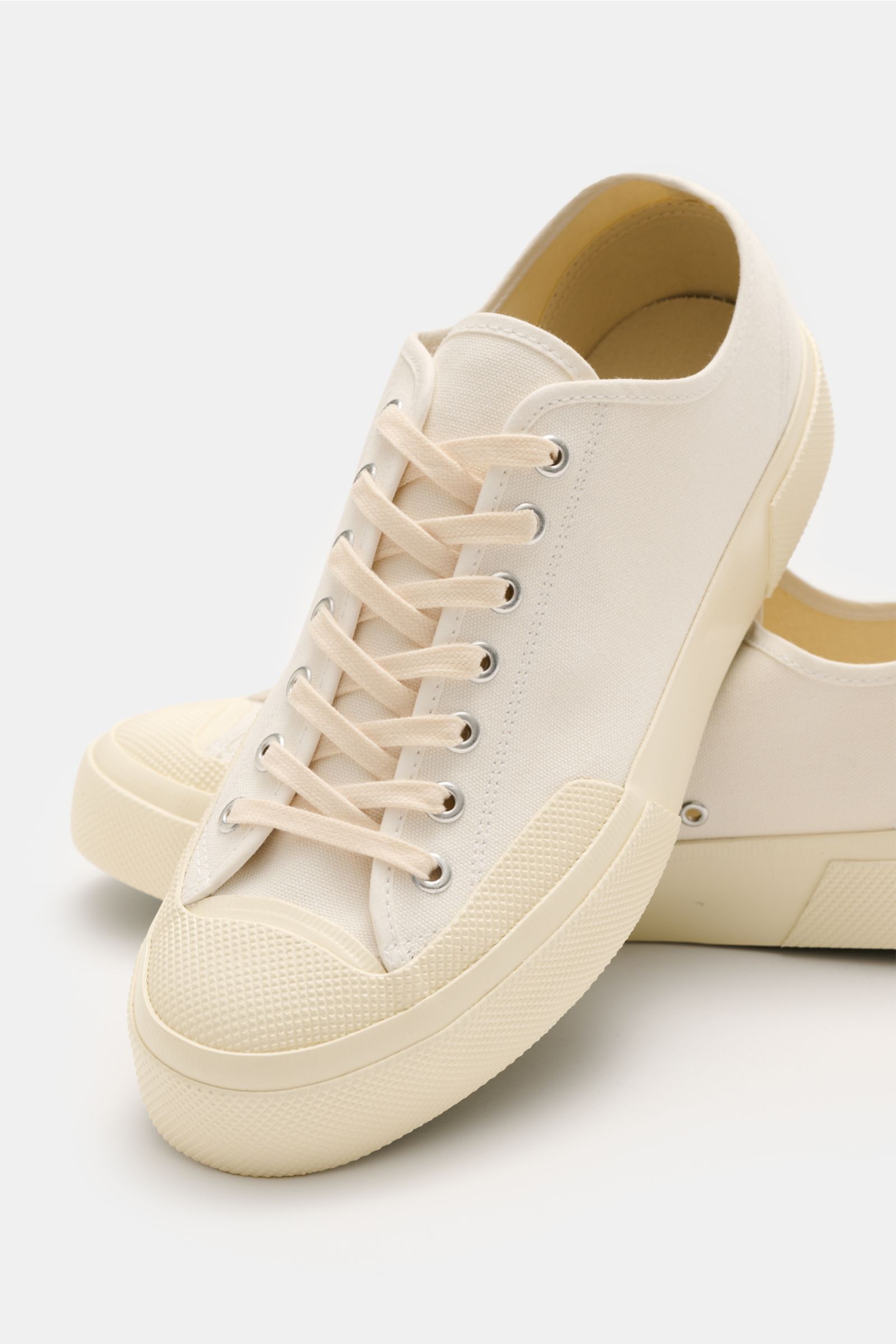 Superga Sneaker 'Works' offwhite aus robustem Baumwoll-Canvas mit Sieben-Loch-Schnürung, flexible Gummisohle, von schräg oben fotografiert.
