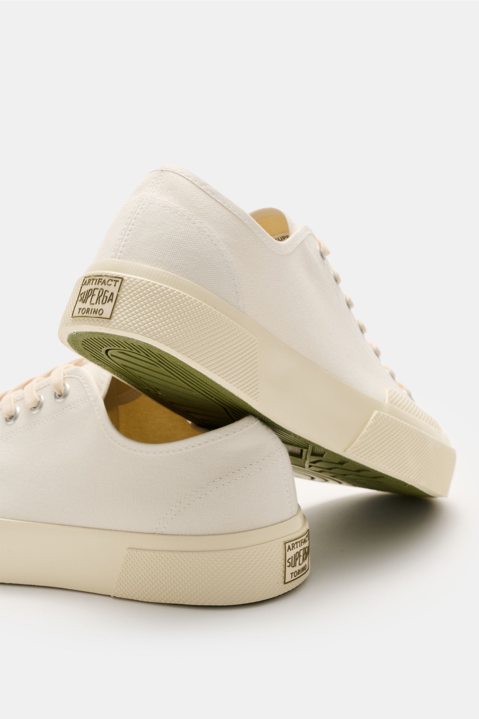 Superga Sneaker 'Works' offwhite aus robustem Baumwoll-Canvas, Sieben-Loch-Schnürung, flexible Gummisohle, seitliche Nahaufnahme von hinten unten.