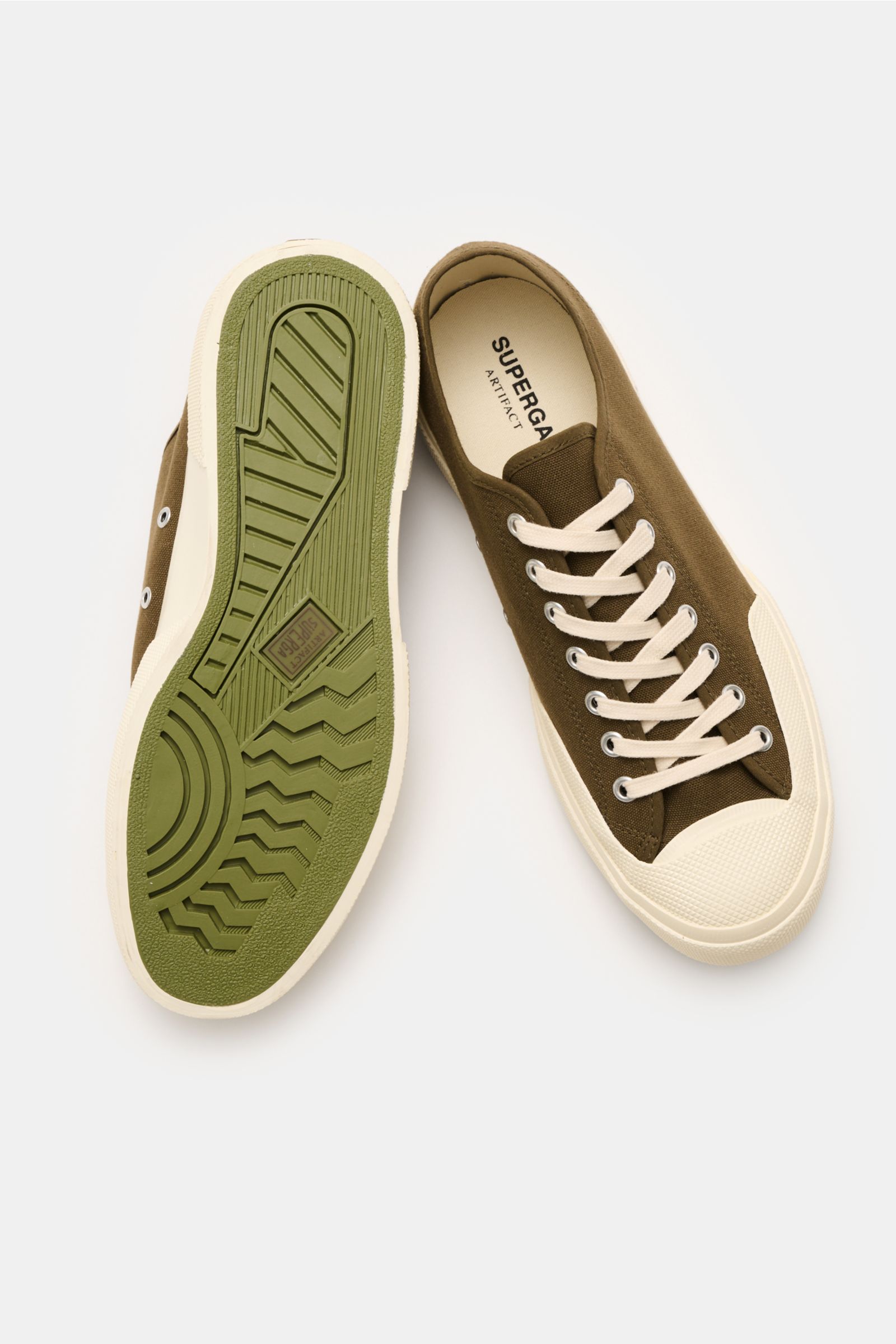Superga Sneaker 'Works' olive/offwhite aus robustem Baumwoll-Canvas, sieben-Loch-Schnürung, flexible Gummisohle, von oben fotografiert.