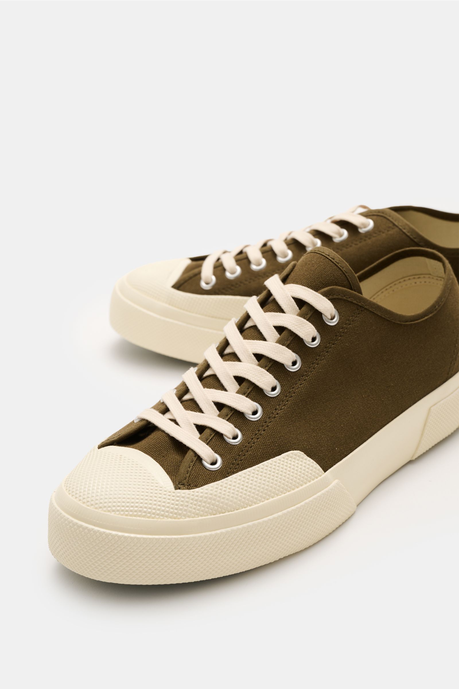 Superga Sneaker 'Works' olive/offwhite aus robustem Baumwoll-Canvas, sieben-Loch-Schnürung, Innenfutter Baumwolle, Gummisohle, seitliche Nahaufnahme.