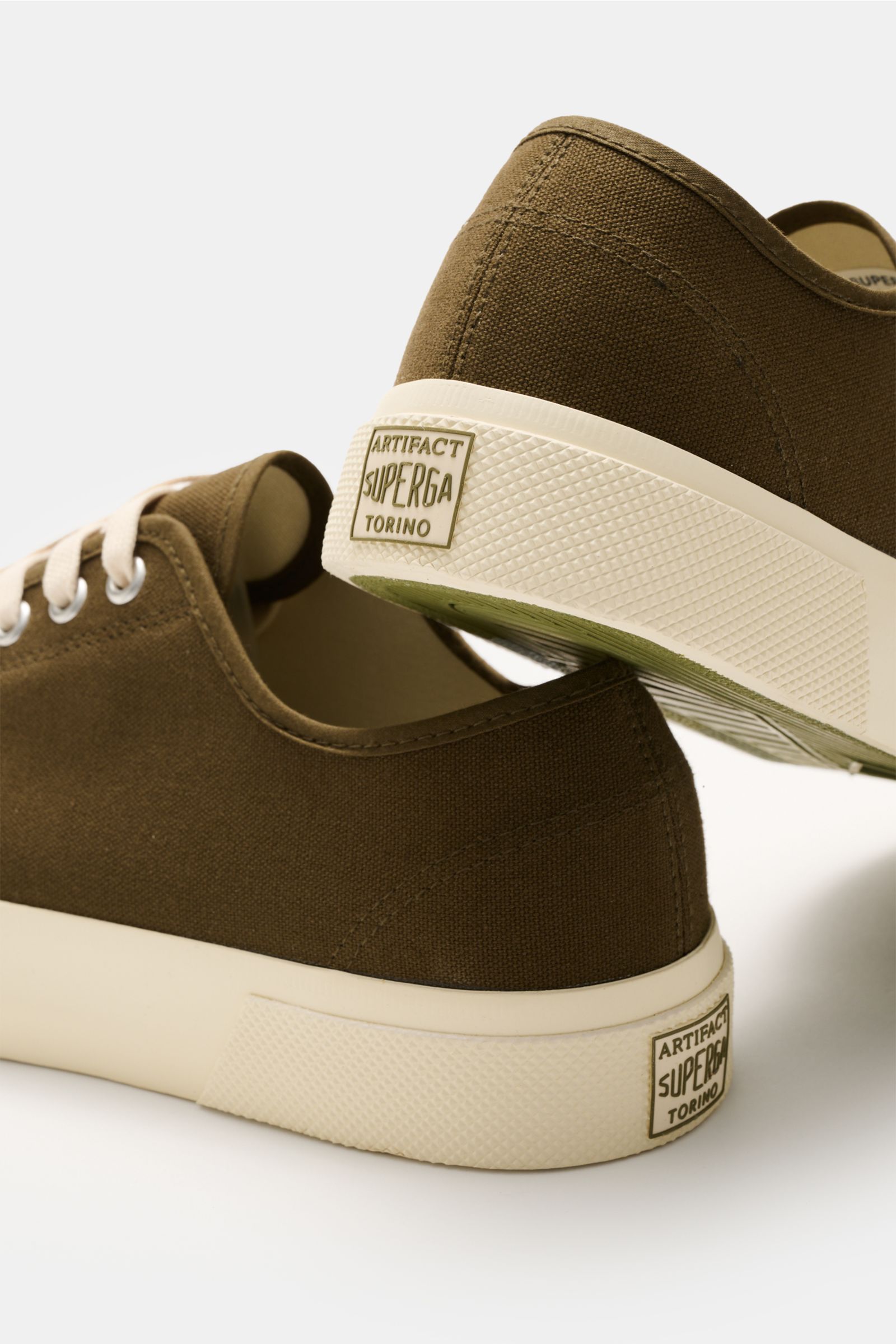 Superga Sneaker 'Works' olive/offwhite in Nahaufnahme seitlich hinten, robustes Baumwoll-Canvas, sieben-Loch-Schnürung, Innenfutter und flexible Gummisohle.