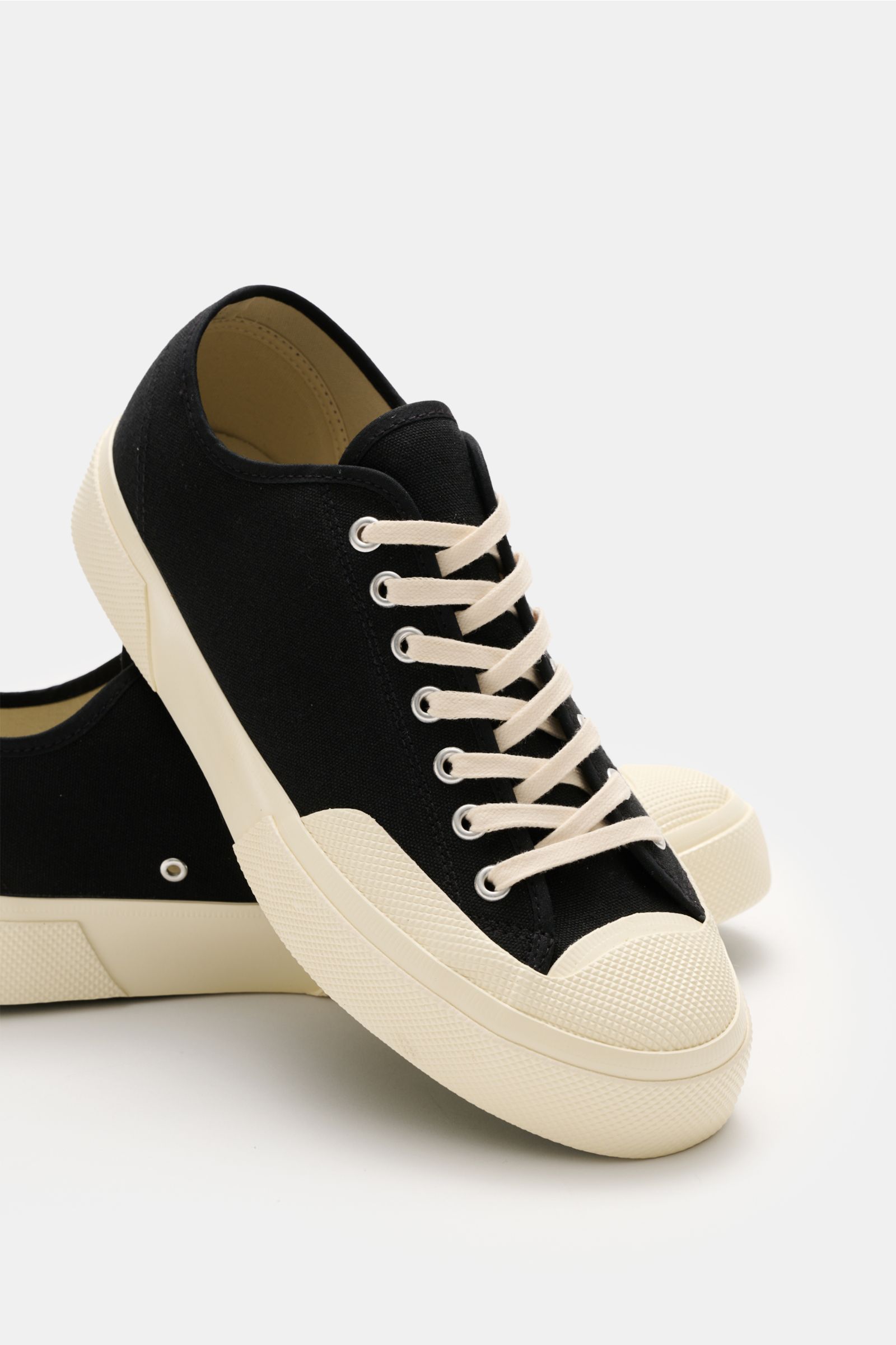 Superga Sneaker 'Works' schwarz/offwhite, robustes Baumwoll-Canvas, sieben-Loch-Schnürung, Innenfutter Baumwolle, flexible Gummisohle, seitliche Nahaufnahme.