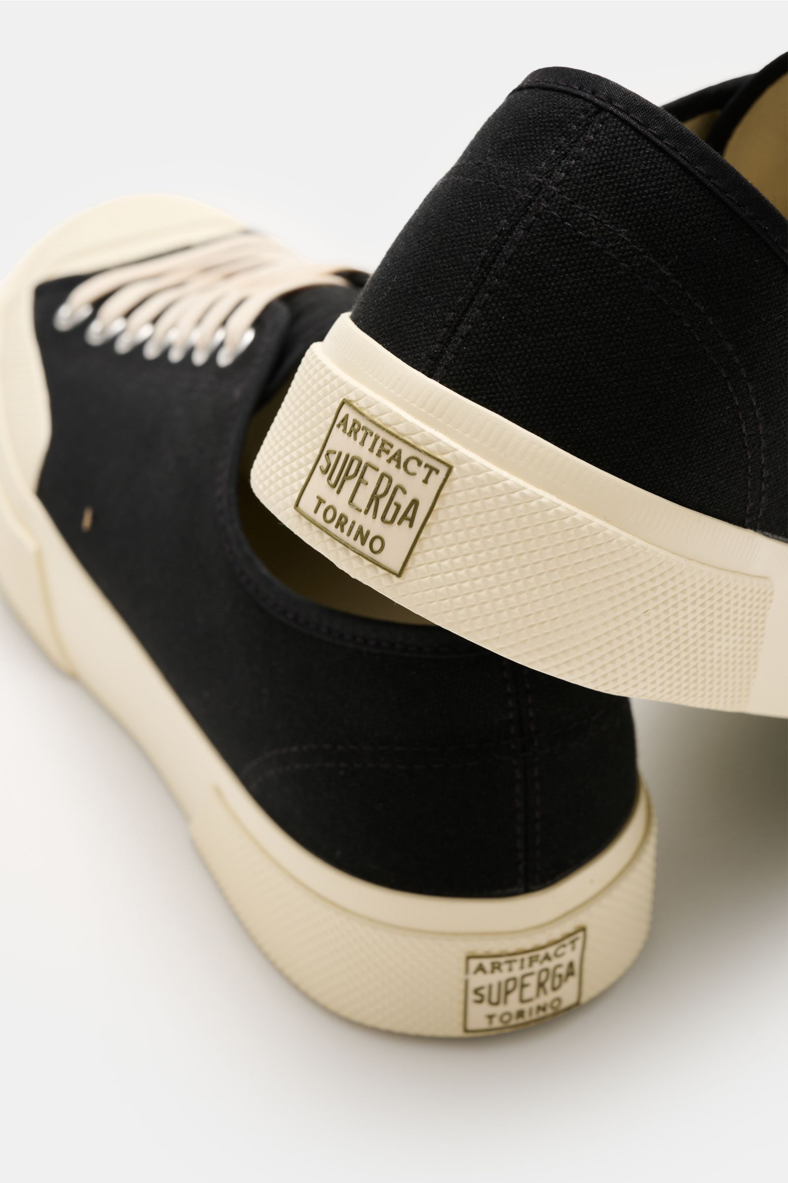 Superga Sneaker 'Works' schwarz/offwhite aus robustem Baumwoll-Canvas, Sieben-Loch-Schnürung, Innenfutter Baumwolle, flexible Gummisohle, Rückansicht.