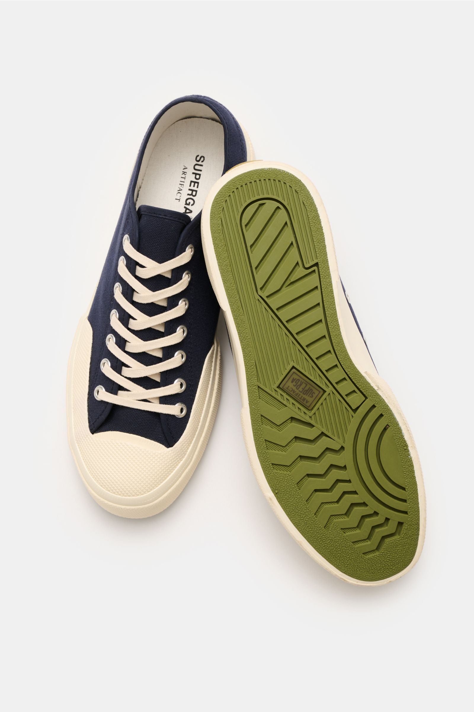 Superga Sneaker 'Works' navy/offwhite, robustes Baumwoll-Canvas, Sieben-Loch-Schnürung, Baumwoll-Innenfutter, grüne Gummisohle von oben fotografiert.