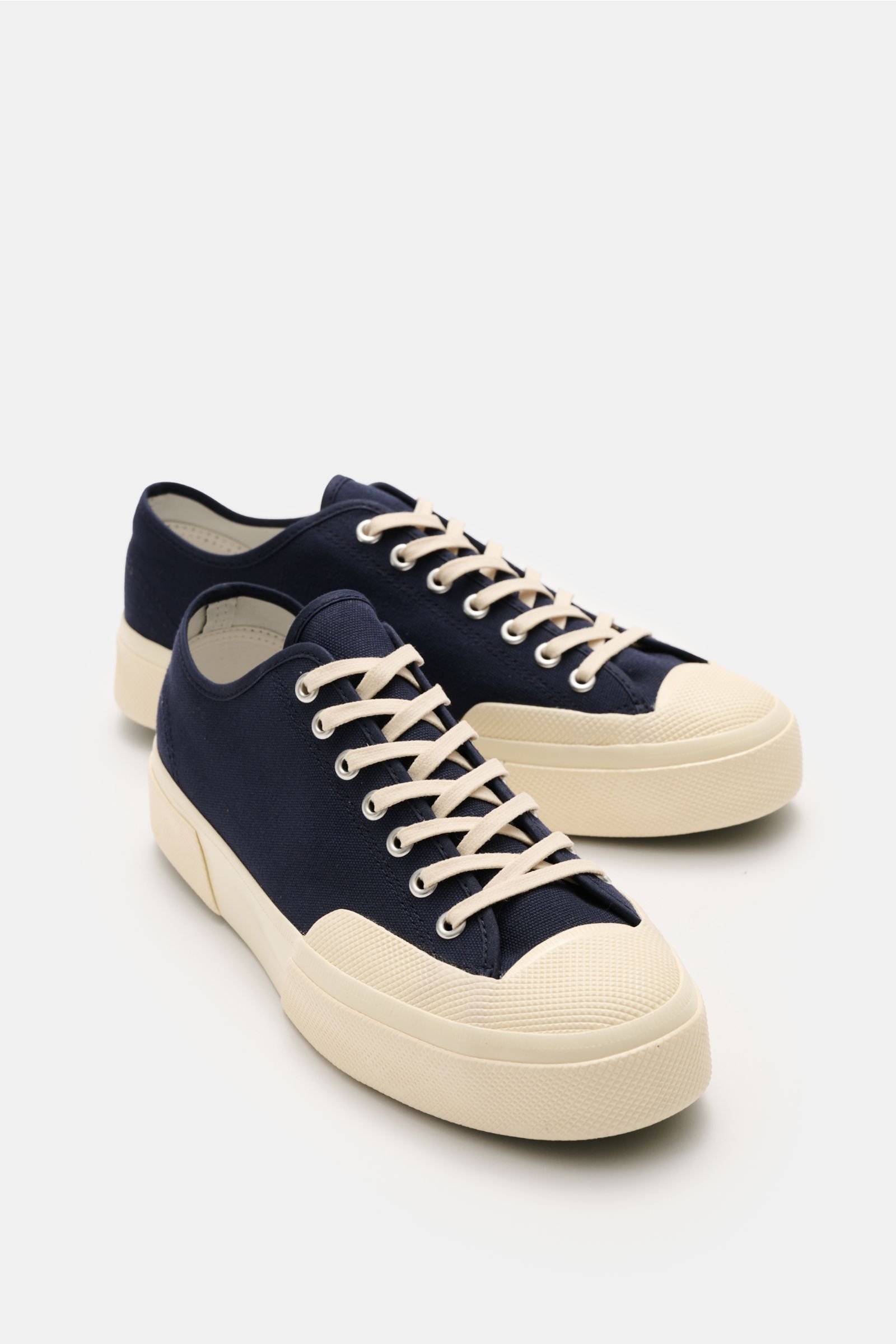 Superga Sneaker 'Works' navy/offwhite aus robustem Baumwoll-Canvas, sieben-Loch-Schnürung, Baumwollfutter, flexible Gummisohle, seitliche Nahaufnahme.