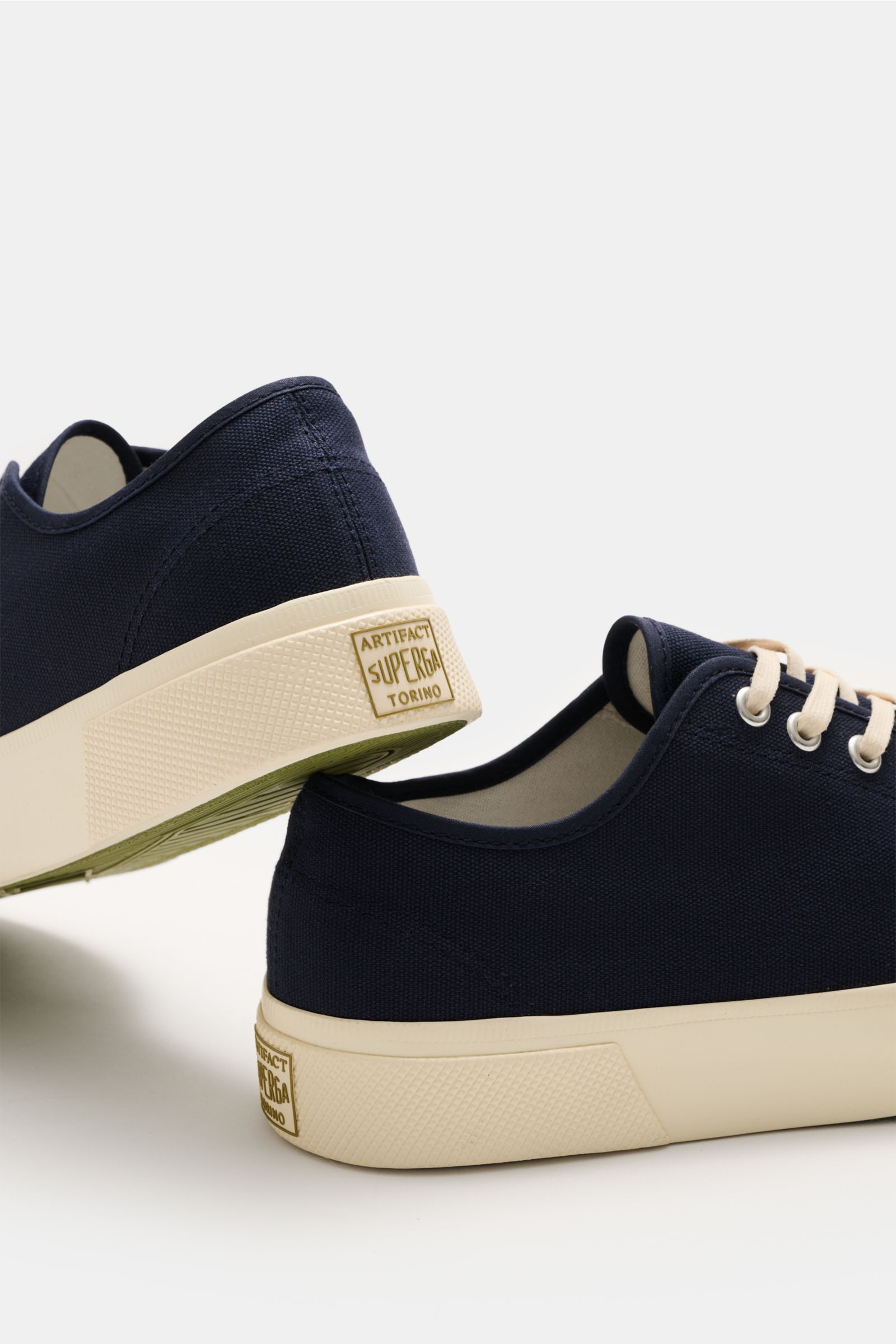 Superga Sneaker 'Works' navy/offwhite, robustes Baumwoll-Canvas, sieben-Loch-Schnürung, flexible Gummisohle, seitlich und von hinten fotografiert.