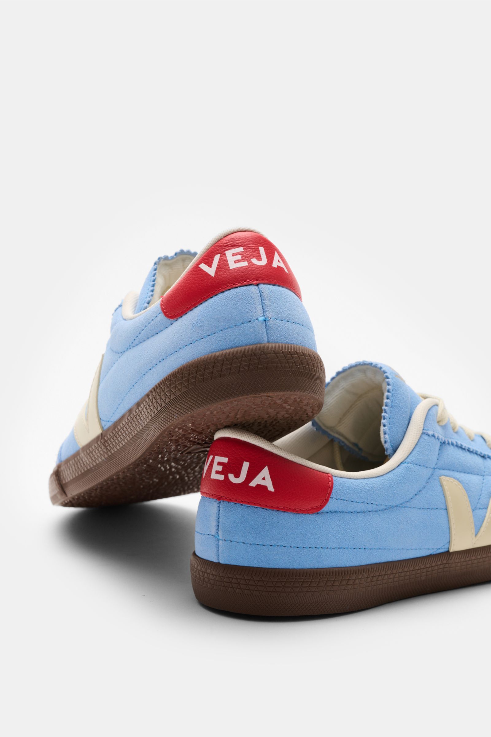 Veja Sneakers 'Panenka' blue/red/cream shown from the rear and side, made of smooth suede with leather overlays, six-eyelet lacing, padded topline, logo print tongue, textile lining, and flexible rubber sole. The sneakers 'Panenka' by sustainable label VE