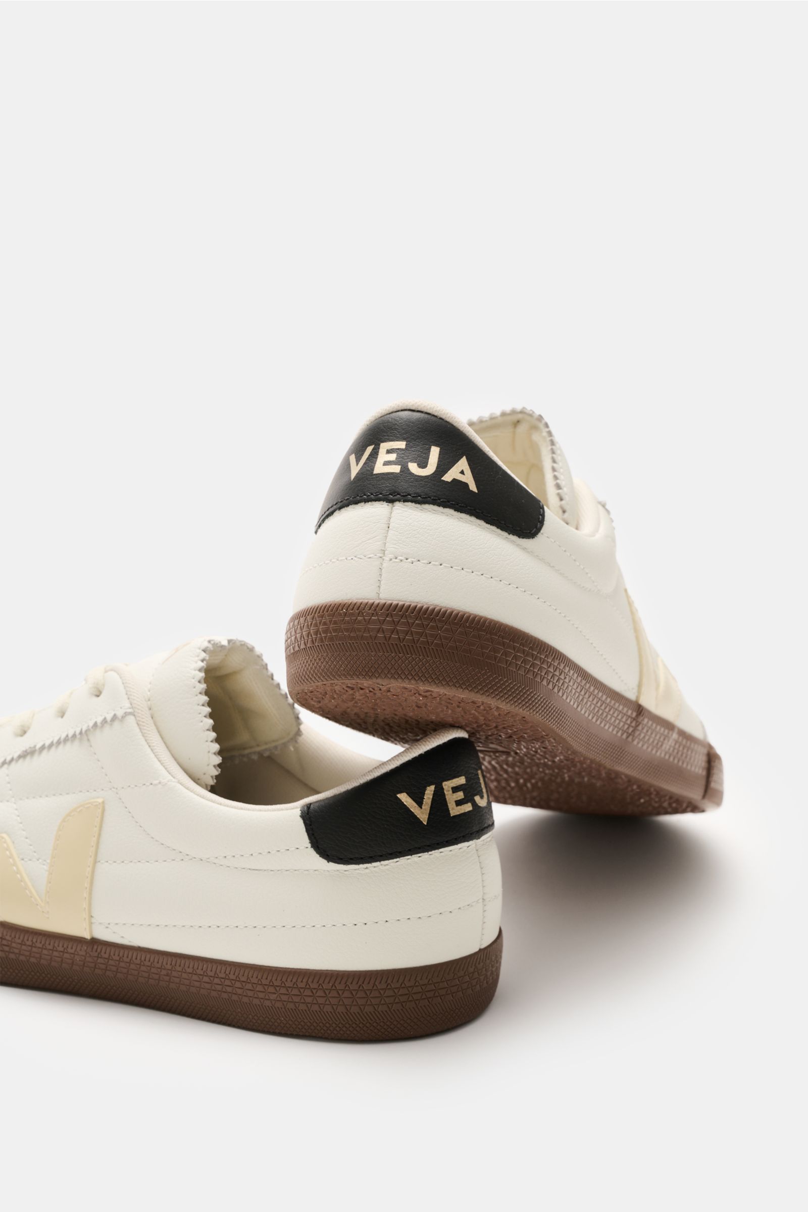 Veja Sneaker 'Panenka O.T.' weiß/schwarz/braun shown from rear angle, made of organic traced leather, black heel tab with logo, brown sole.