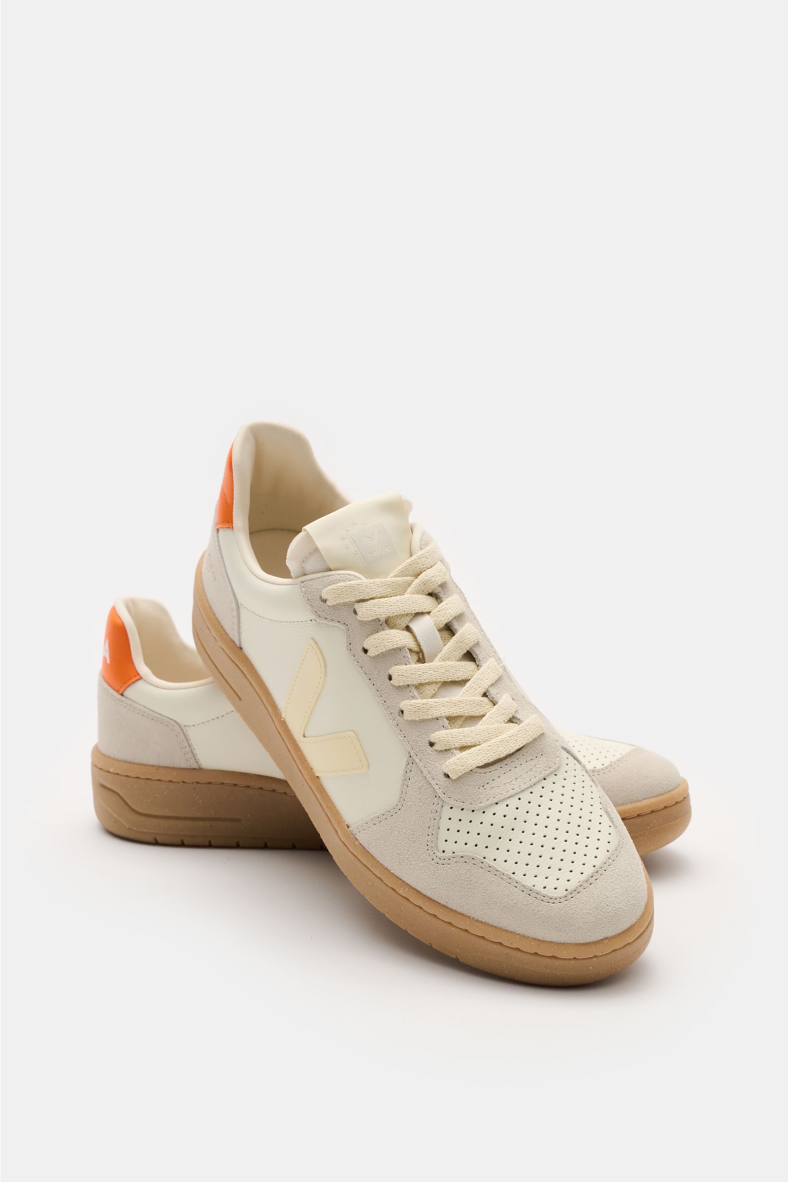 Veja Sneaker 'V-82 Pure Calcaire Fury' offwhite/sand/orange, seitlich-vorne fotografiert, nachhaltiges softes Leder, Velours-Overlays, perforierte runde Vorderkappe, sieben-Loch-Schnürung, gepolsterter Schaftrand mit Logo, Jersey-Futter, recycelte Kautsch