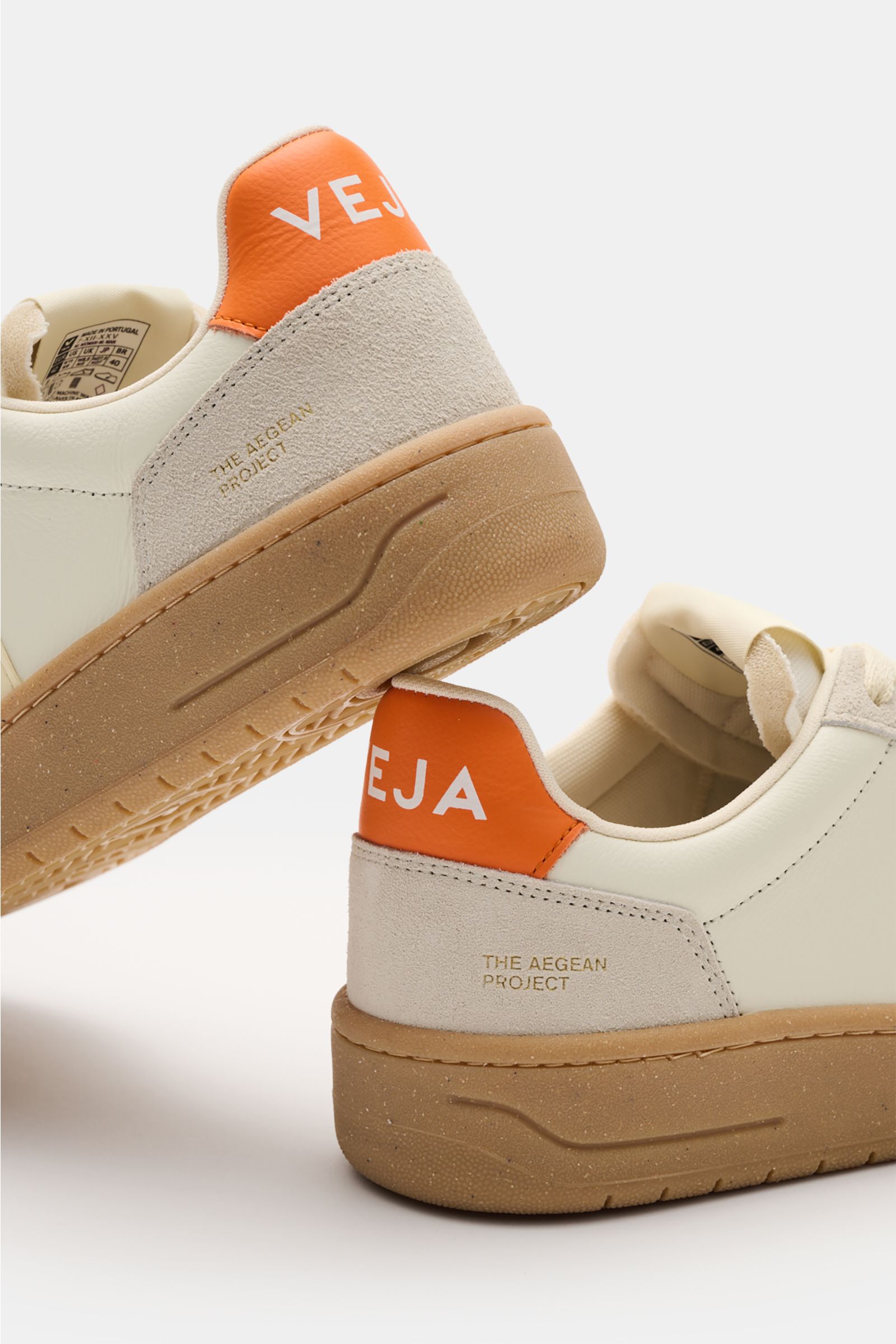 Veja Sneaker 'V-82 Pure Calcaire Fury' offwhite/sand/orange, Rückansicht schwebend, nachhaltiges Leder, Veloursleder-Overlays, orange Logo-Ferse, recycelte Gummisohle.