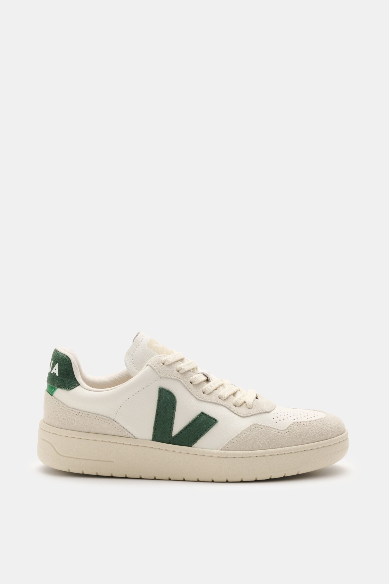 Veja Sneaker 'V-90 O.T. Leather' offwhite/hellgrau/dunkelgrün seitlich fotografiert mit nachhaltigem Leder, perforierter Vorderkappe, V-Overlay, Logo am Schaftrand, Jersey-Innenfutter und recycelter Kautschuksohle.
