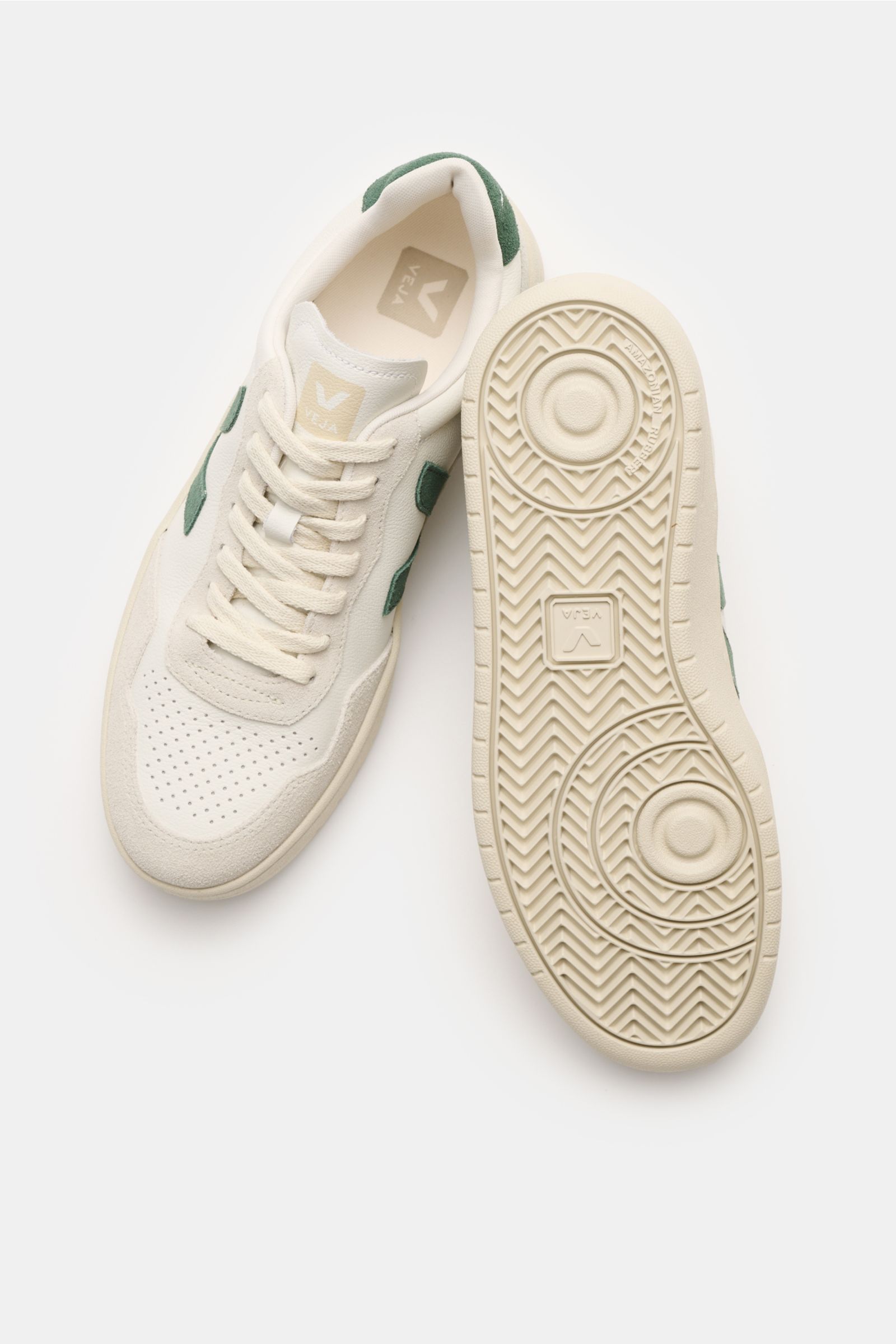 Veja Sneaker 'V-90 O.T. Leather' offwhite/hellgrau/dunkelgrün, von oben fotografiert, nachhaltiges Leder, Perforationen, Sieben-Loch-Schnürung, gepolsterter Schaftrand, recycelte Kautschuksohle sichtbar.