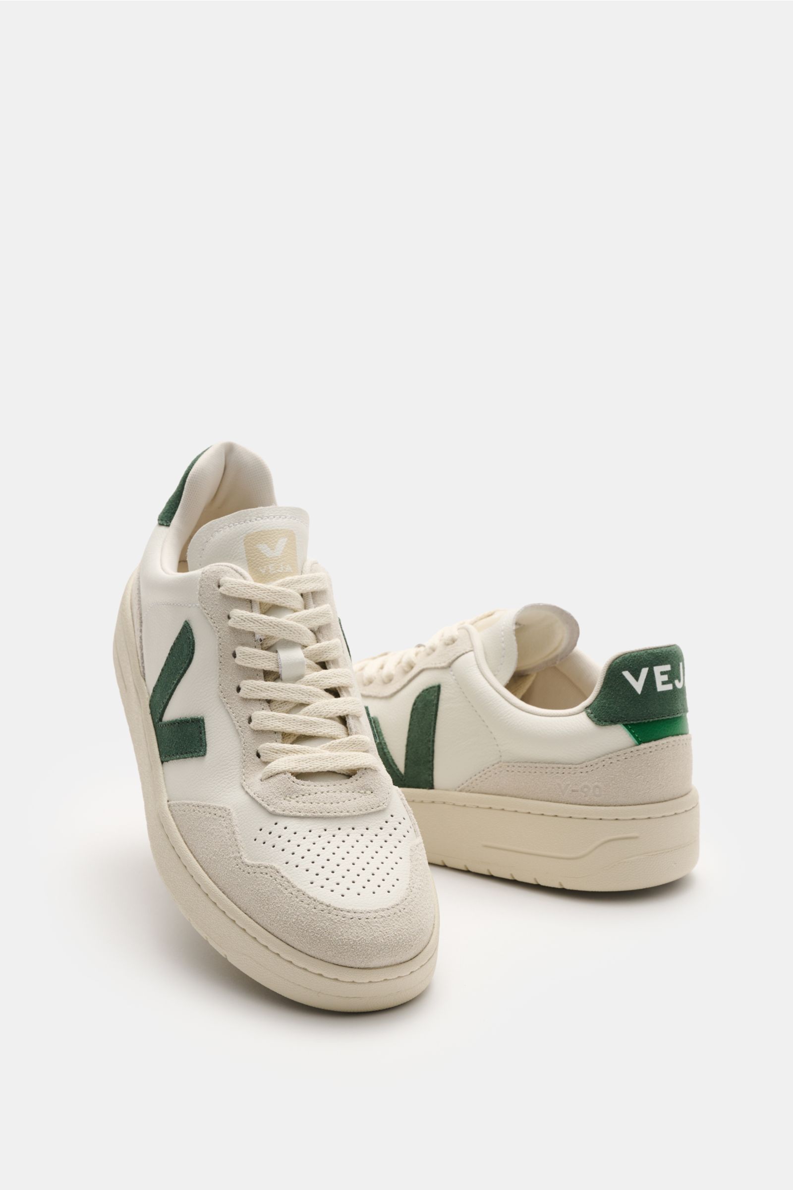 Veja Sneaker 'V-90 O.T. Leather' offwhite/hellgrau/dunkelgrün, Front- und Rückansicht, nachhaltiges Leder, perforierte runde Vorderkappe, sieben-Loch-Schnürung, gepolsterter Schaftrand mit Logo, Kontrast-V-Overlay, Jersey-Innenfutter, recycelte Kautschuks