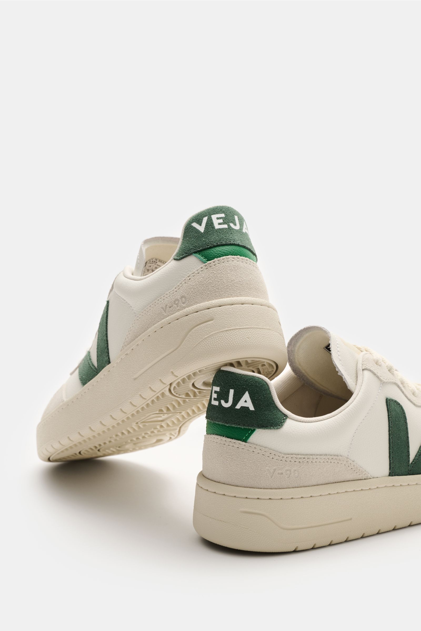 Veja Sneaker 'V-90 O.T. Leather' offwhite/hellgrau/dunkelgrün, seitlich von hinten, nachhaltiges Leder, perforierte Kappe, sieben Loch, recycelte Sohle.