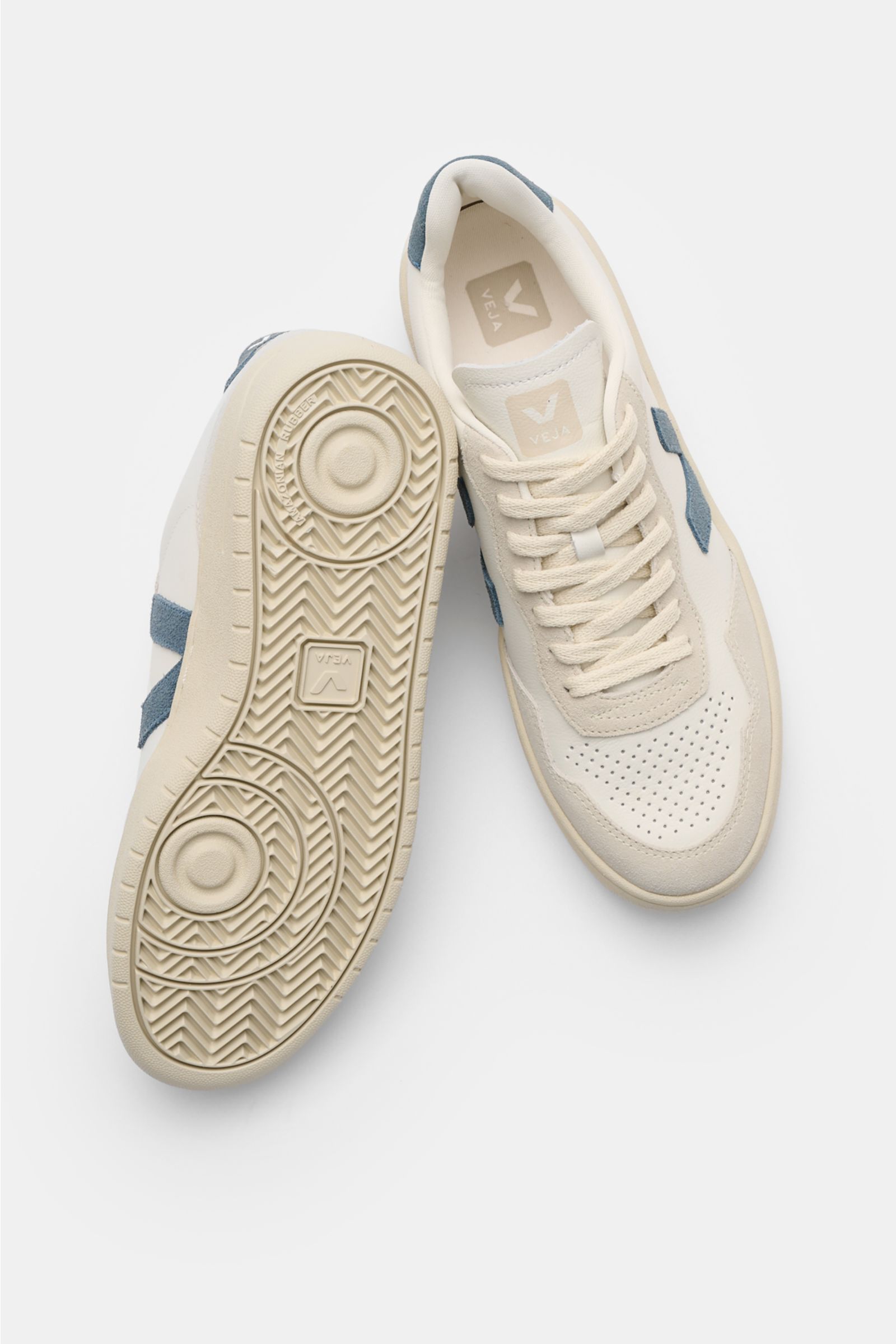 Veja Sneaker 'V-90 O.T. Leather' offwhite/hellgrau/graublau shown from top and sole view, made of sustainable leather with perforated rounded toe, seven-hole lacing, padded collar with logo, tonal V-overlay, jersey lining, and recycled rubber sole.