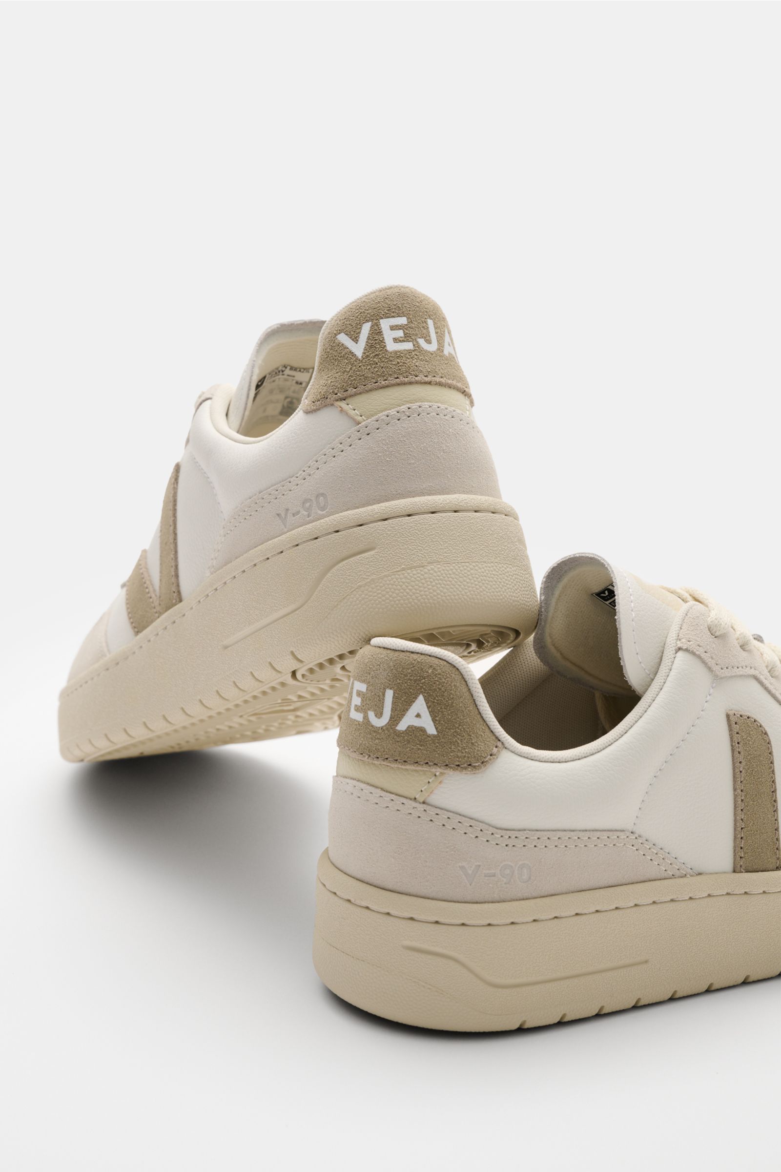 Veja Sneaker 'V-90 O.T. Leather' offwhite/taupe, Rückansicht, nachhaltiges Leder, V-Overlay, gepolsterter Schaftrand mit Logo, recycelte Sohle.