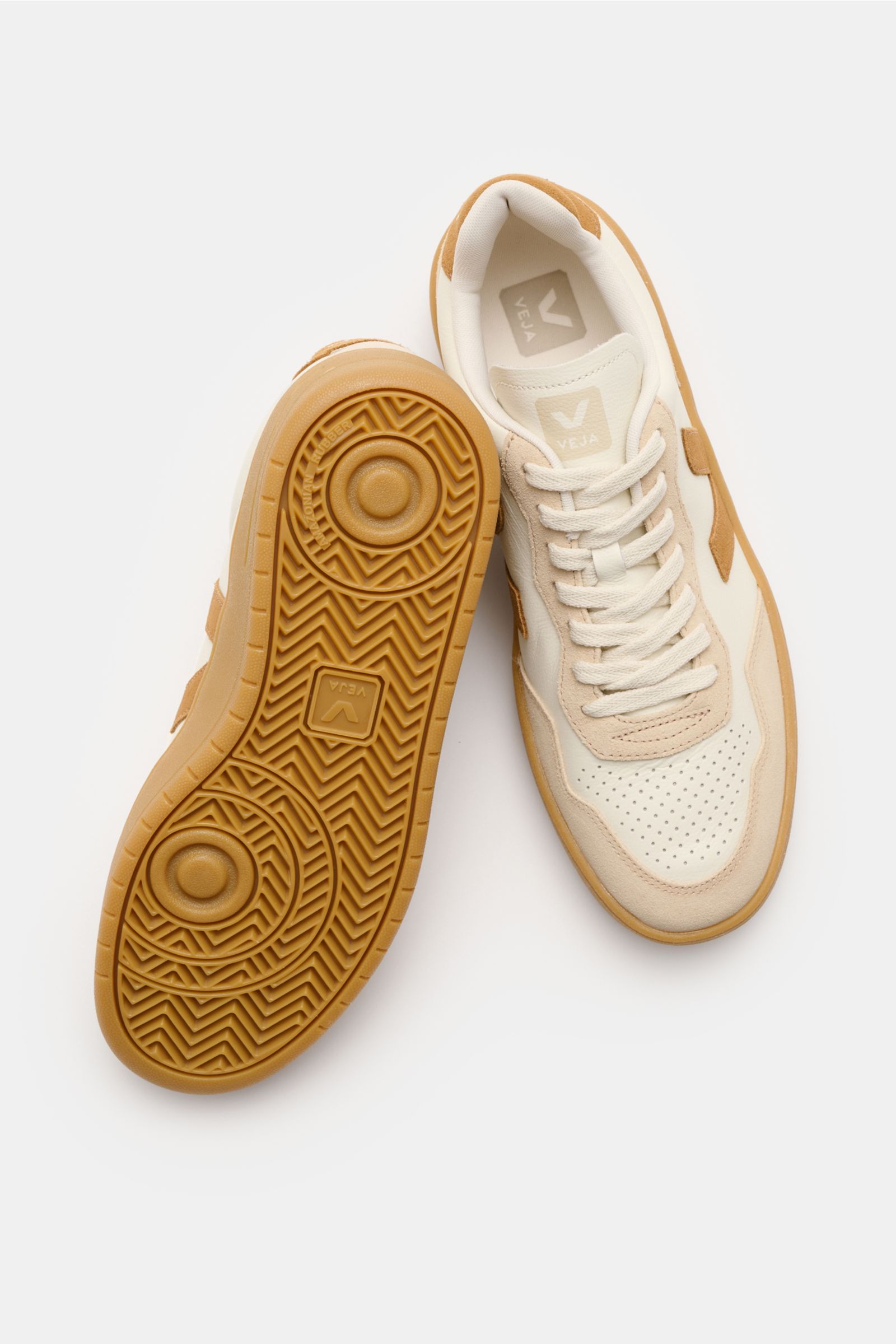 Veja Sneaker 'V-90 O.T. Leather' offwhite/beige/braun, von oben fotografiert, mit nachhaltigem Leder, Sieben-Loch-Schnürung, gepolstertem Schaftrand, V-Overlay und recycelter Kautschuksohle.