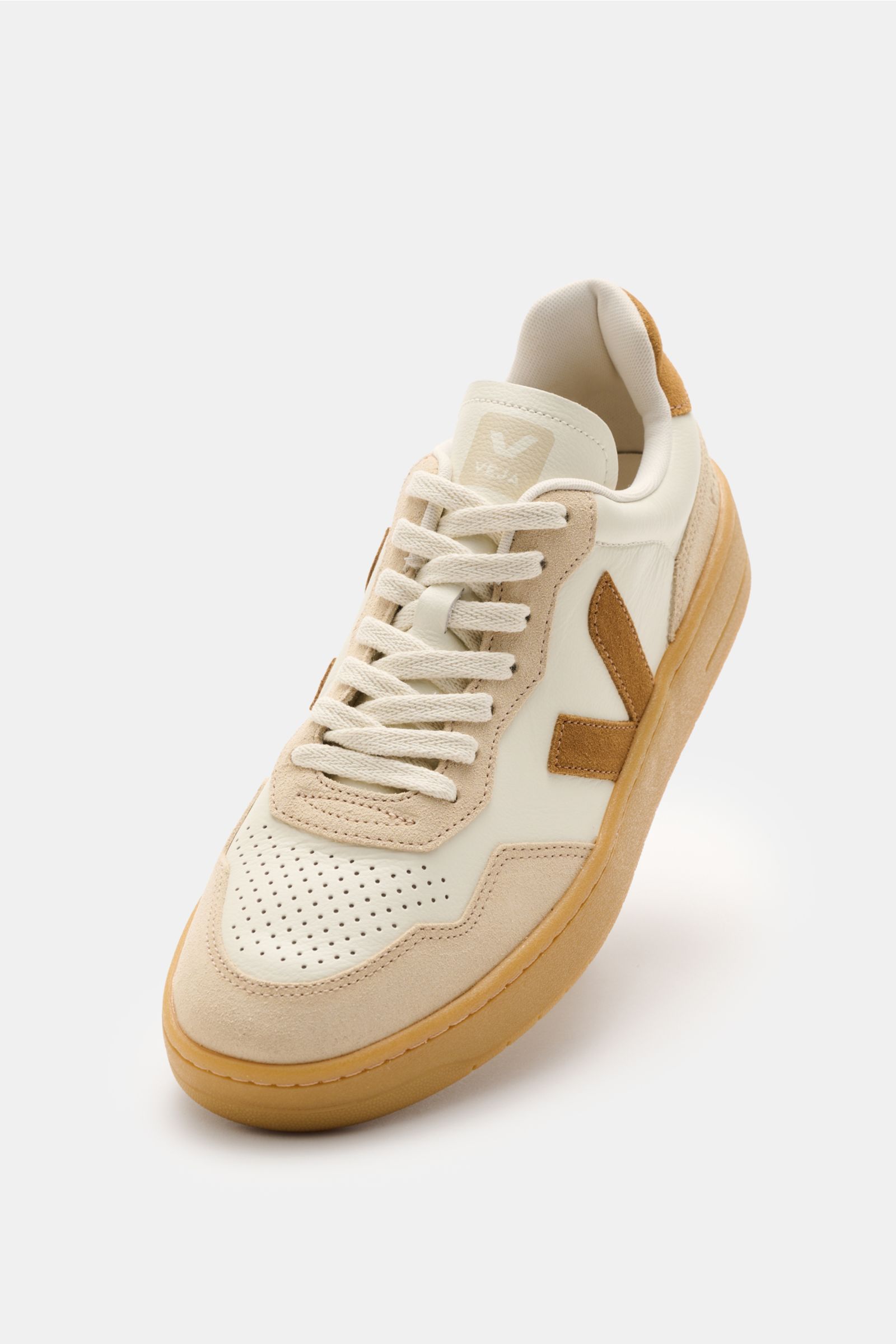 Veja Sneaker 'V-90 O.T. Leather' offwhite/beige/braun, Frontansicht mit nachhaltigem Leder, perforierter Kappe, 7-Loch-Schnürung, V-Overlay, Jersey-Futter, recycelter Kautschuksohle.