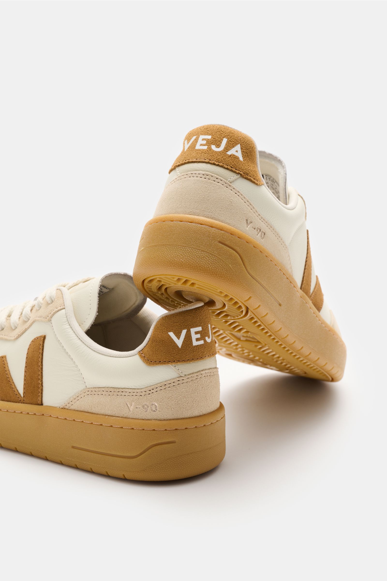 Veja Sneaker 'V-90 O.T. Leather' offwhite/beige/braun, Rückansicht schräg von unten, nachhaltiges Leder, gepolsterter Schaftrand, recycelte Sohle.
