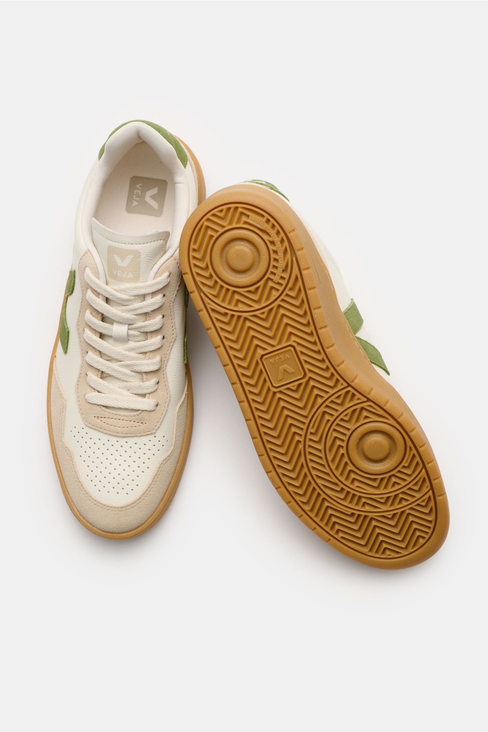 Veja Sneaker 'V-90 O.T. Leather' offwhite/beige/salbei, von oben fotografiert, zeigt nachhaltiges Leder, perforierte Kappe, grüne Details, recycelte Kautschuksohle.